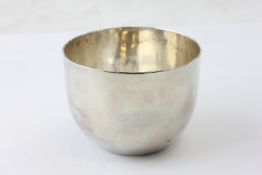 A GEORGE III TUMBLER CUP, LONDON 1769, WEIGHT 77G,