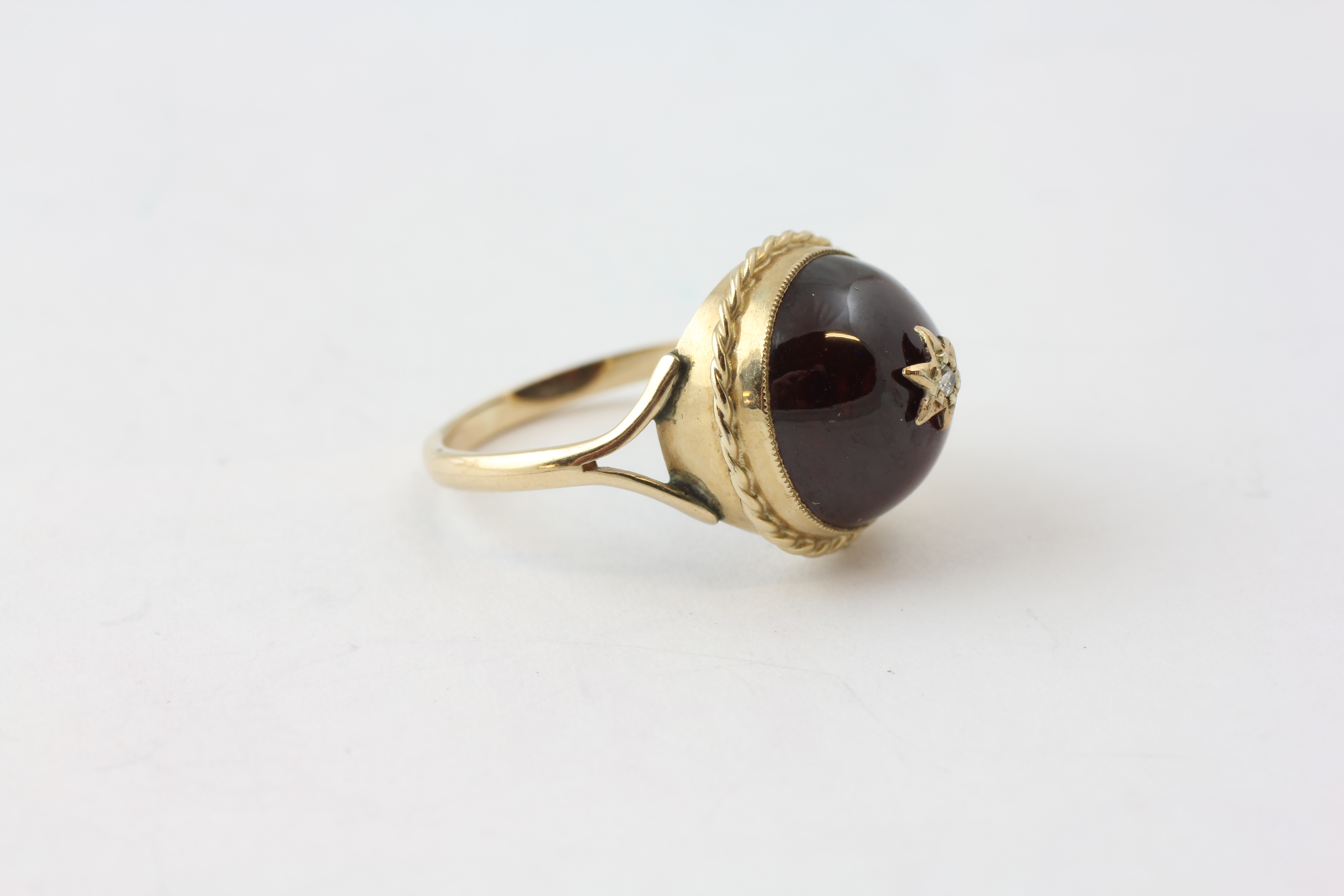 A 9CT GOLD RING SET WITH A PALE RED CABOCHON, MOUNTED WITH A DIAMOND, - Image 2 of 4