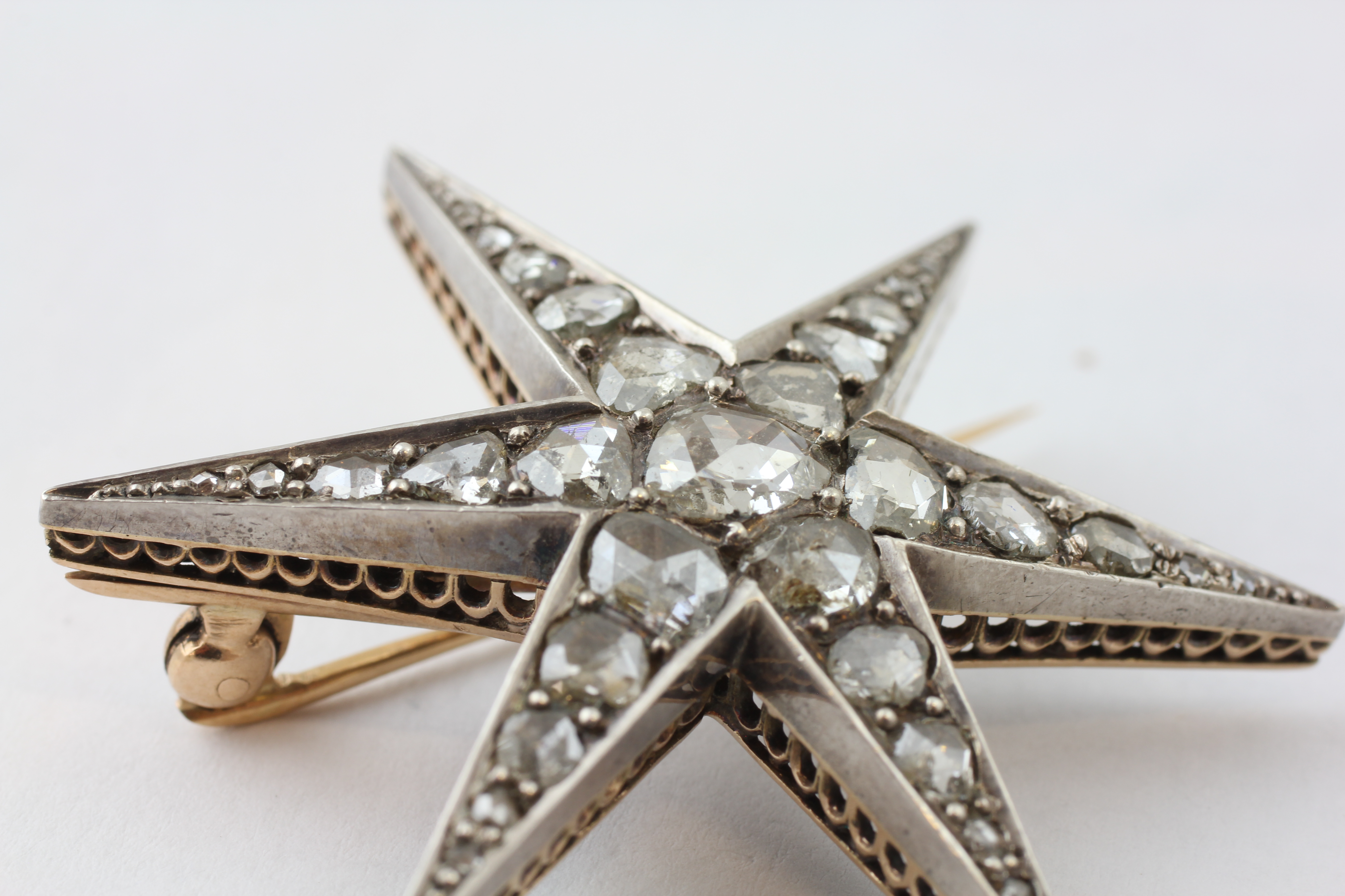 A DIAMOND BROOCH OF SIX-POINTED STAR DESIGN AND SET WITH 31 OLD CUT DIAMONDS, DIAMETER APPROX. - Image 6 of 6