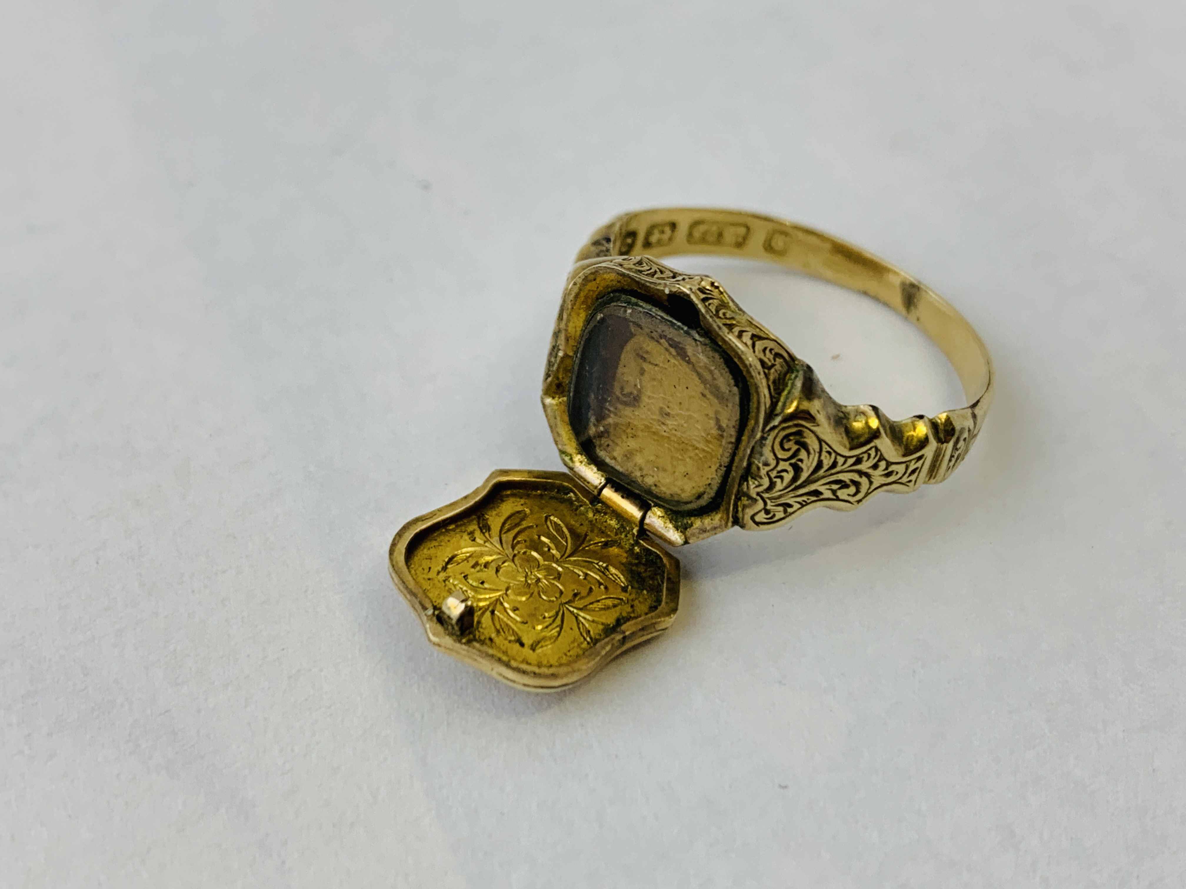 A 9CT GOLD SIGNET RING ENGRAVED WITH MONOGRAM, THE TOP HINGED REVEALING POCKET COMPARTMENT, - Image 8 of 8