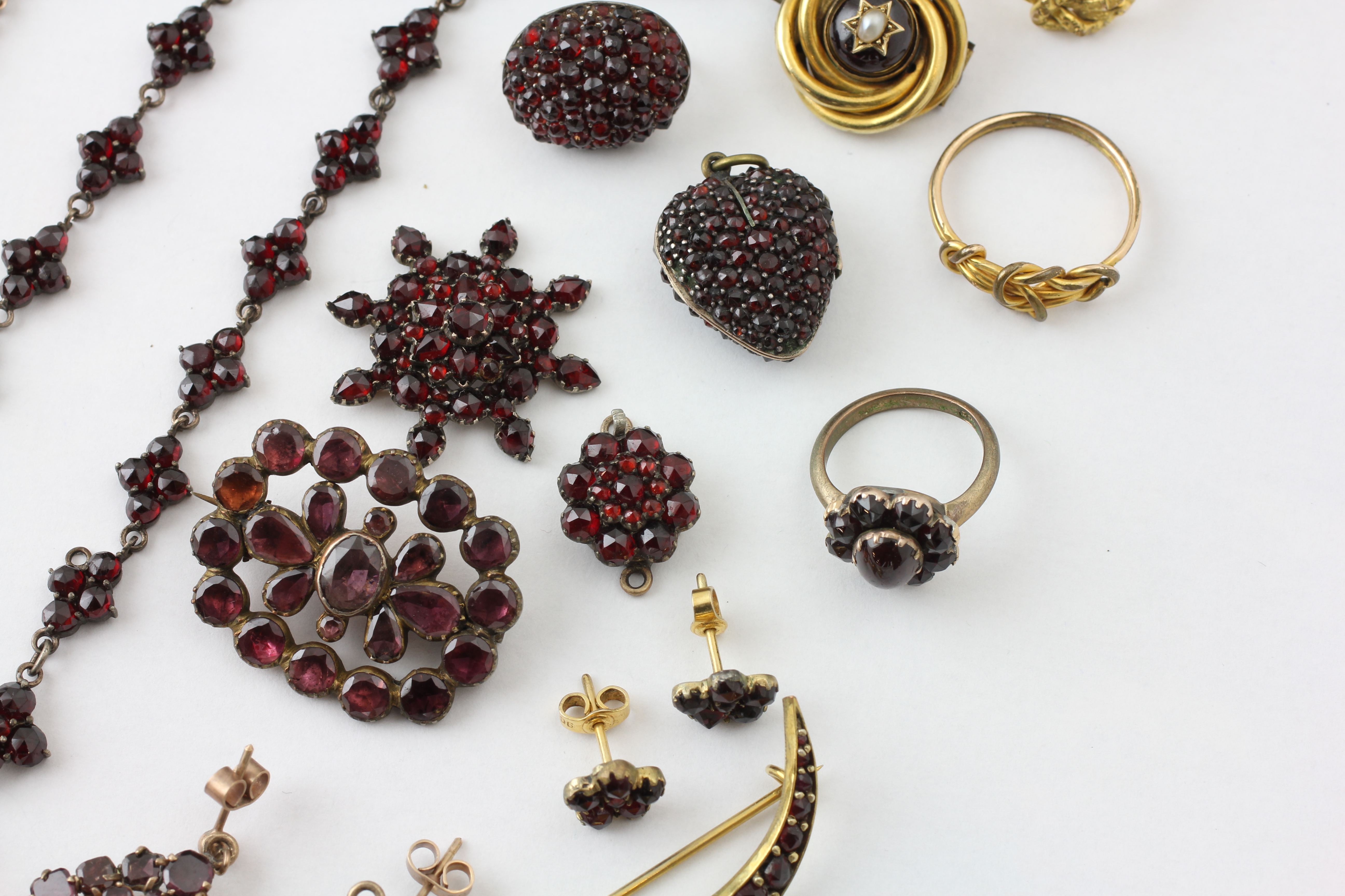 AN EXTENSIVE GROUP OF GARNET SET JEWELLERY, - Image 3 of 12