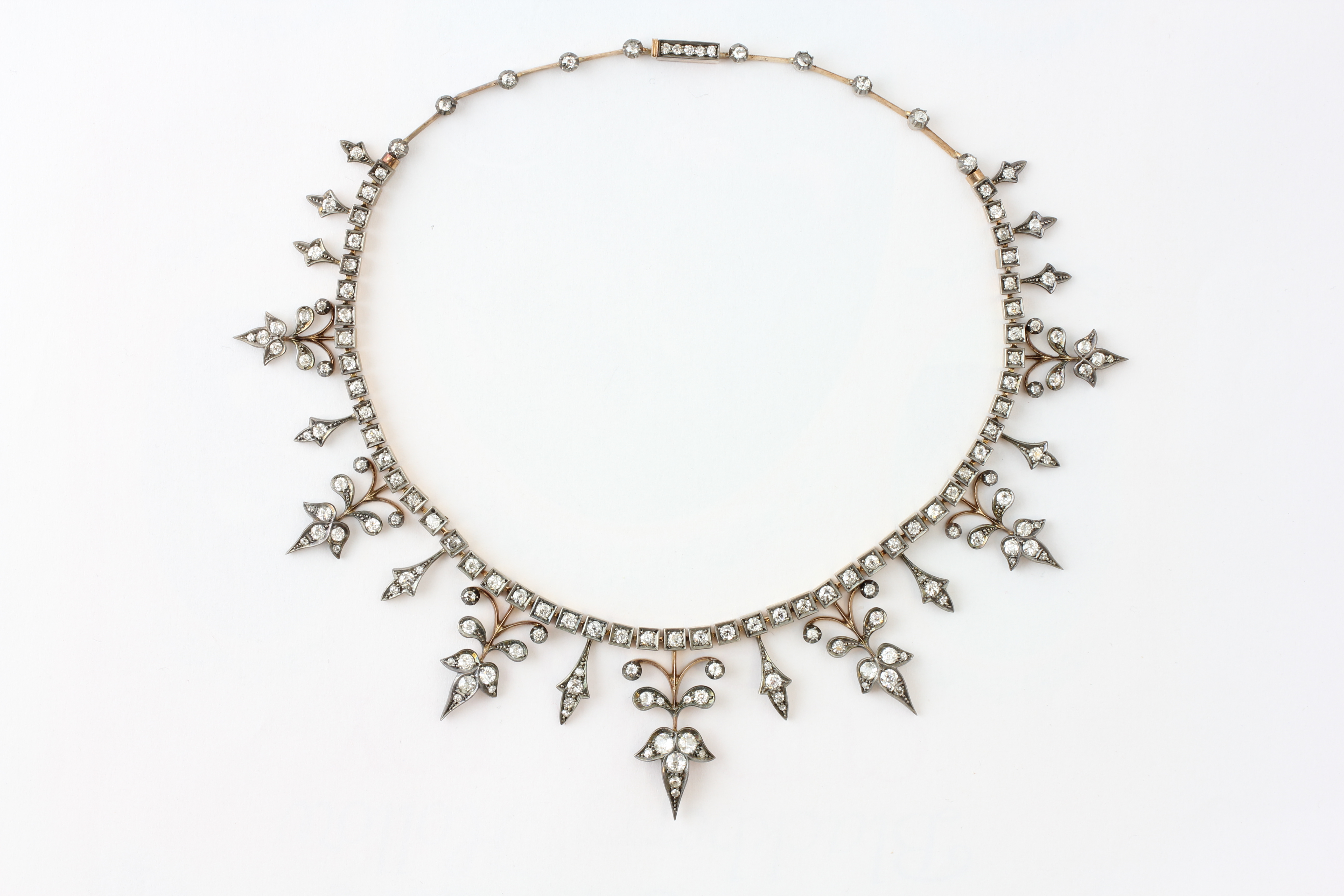 A DIAMOND NECKLACE SET WITH 155 DIAMONDS OF PENDANT LEAF DESIGN,