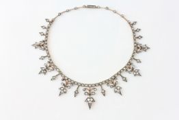 A DIAMOND NECKLACE SET WITH 155 DIAMONDS OF PENDANT LEAF DESIGN,