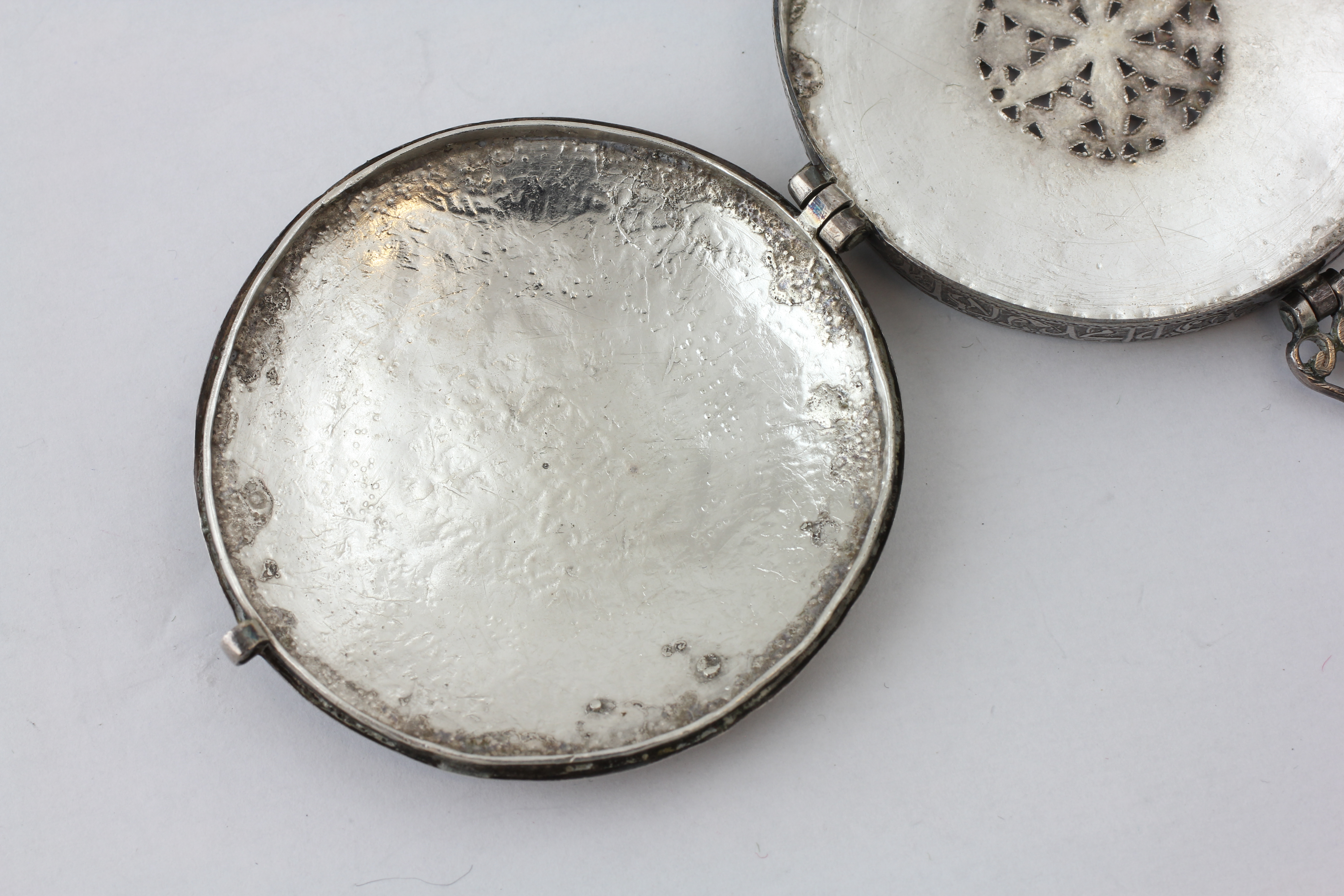 A PERSIAN SILVER AMULET, WEIGHT 33G, DIAMETER 6. - Image 4 of 5