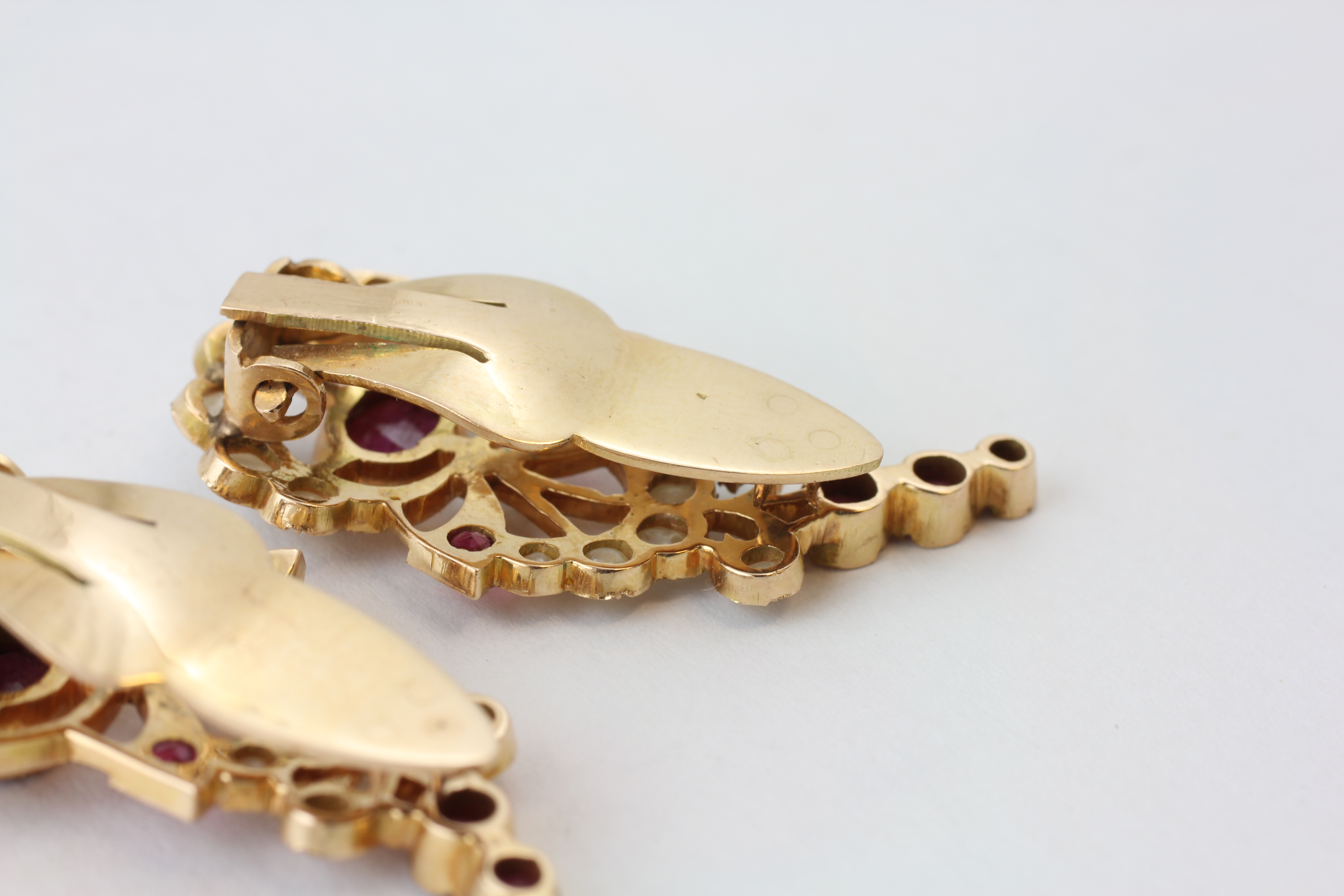 A PAIR OF RUBY AND SEED PEARL SET CLIP ON JEWELS, SET IN UNMARKED YELLOW METAL, - Image 5 of 5