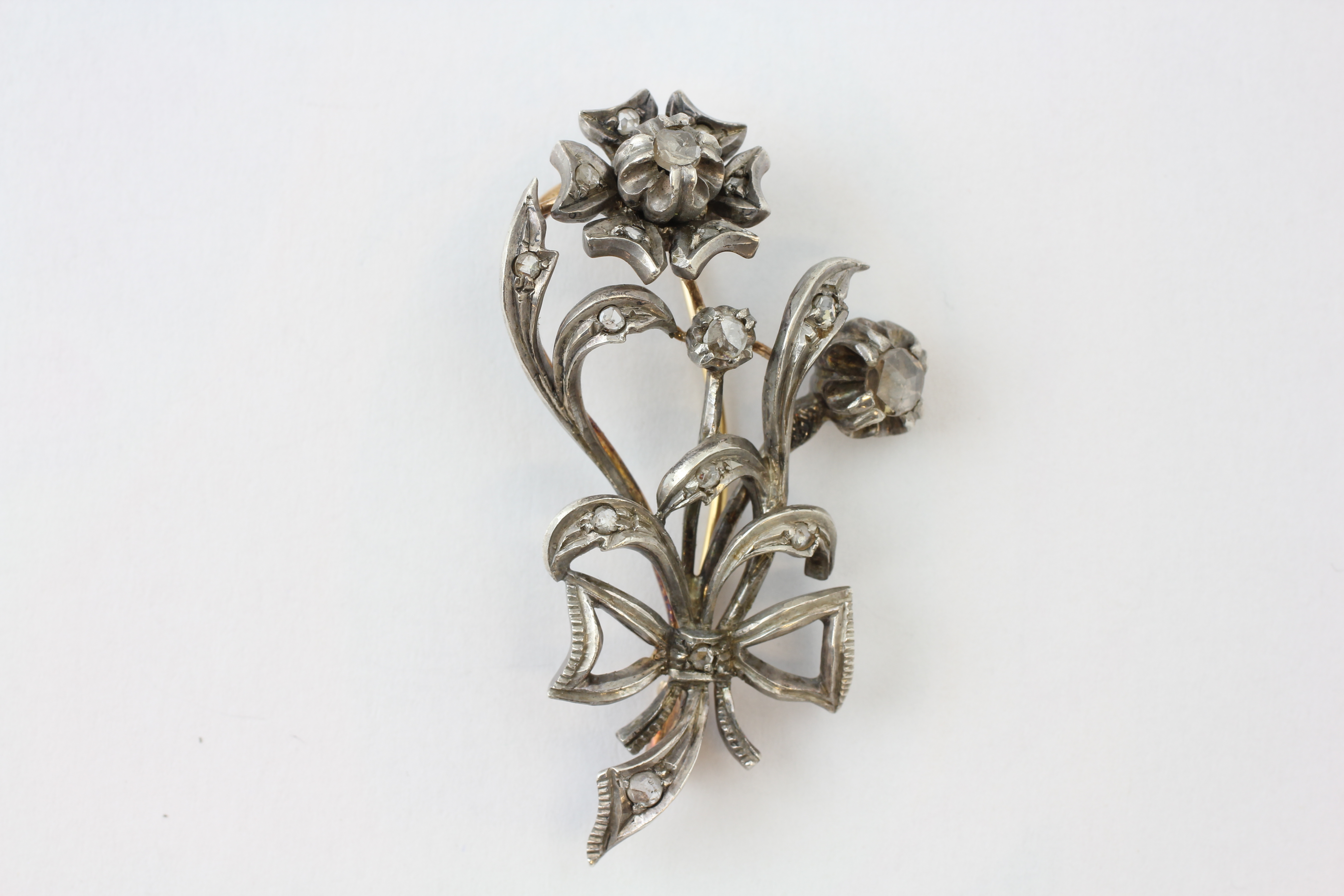 AN EDWARDIAN DIAMOND BROOCH OF FLOWERHEAD AND BOW DESIGN SET IN WHITE AND YELLOW PRECIOUS METAL, - Image 2 of 5