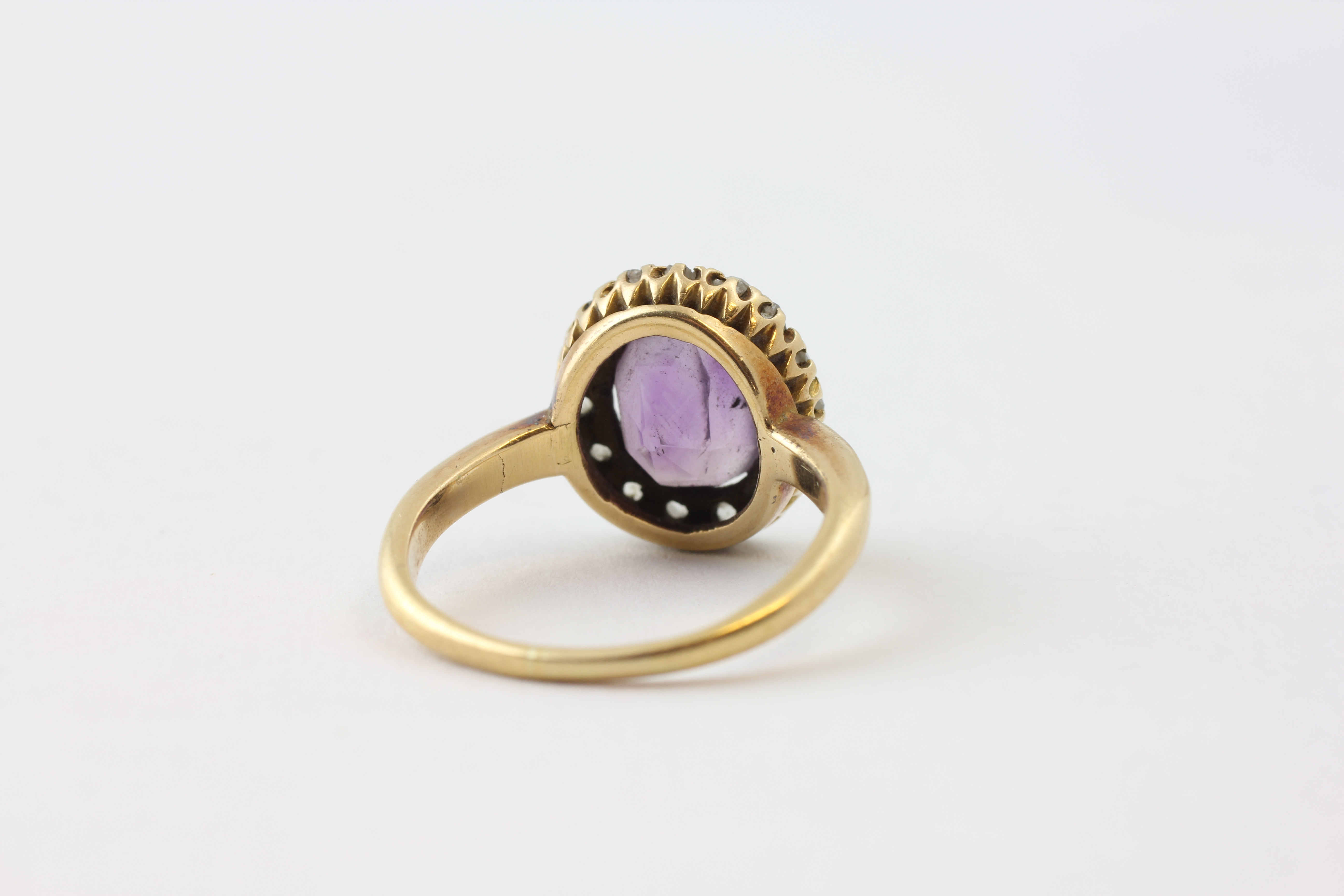 AN AMETHYST RING, THE OVAL STONE SURROUNDED BY FIFTEEN SMALL DIAMONDS SET IN YELLOW METAL, - Image 4 of 6