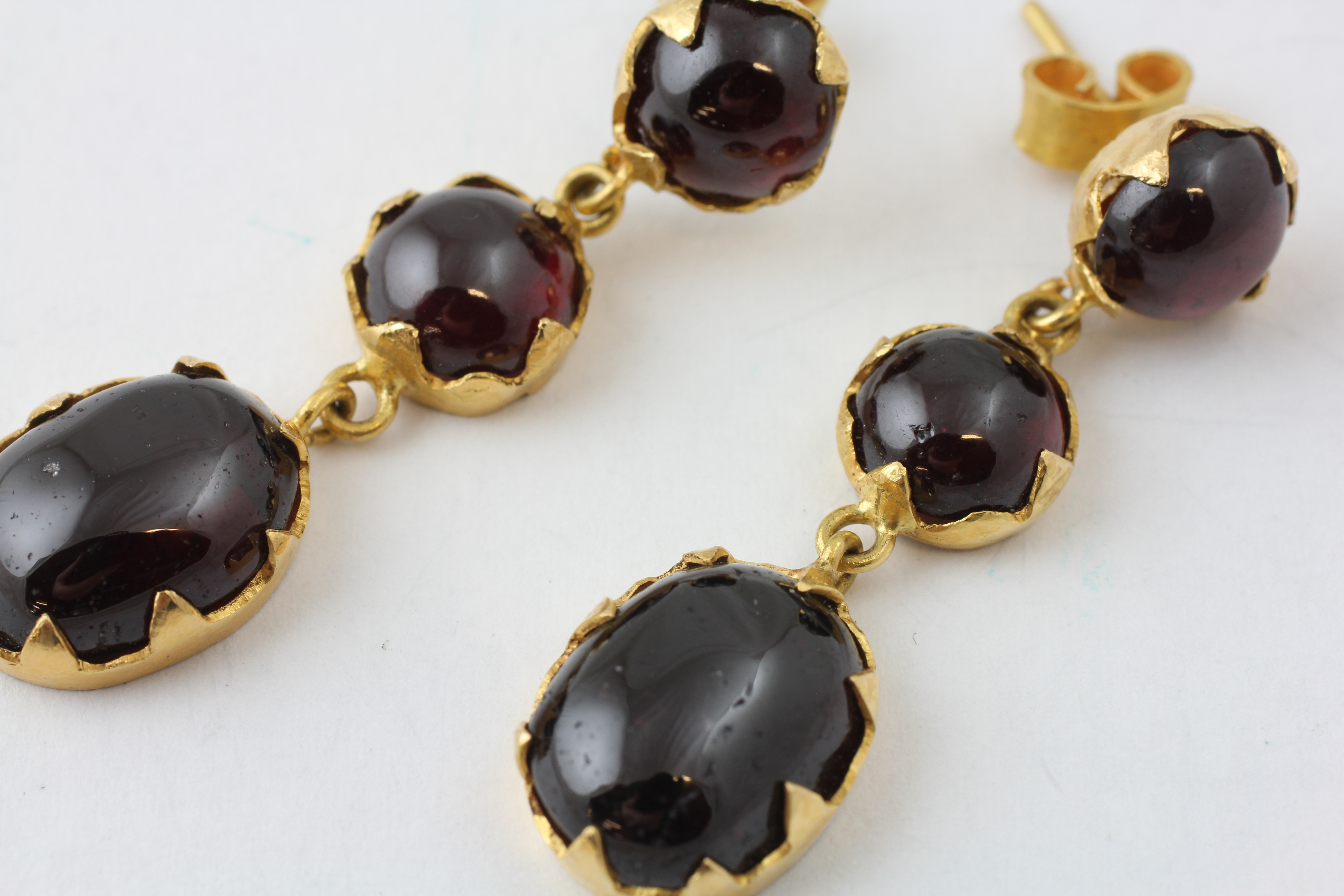 A PAIR OF AMETHYST DROP EARRINGS SET IN UNMARKED YELLOW METAL, - Image 2 of 4