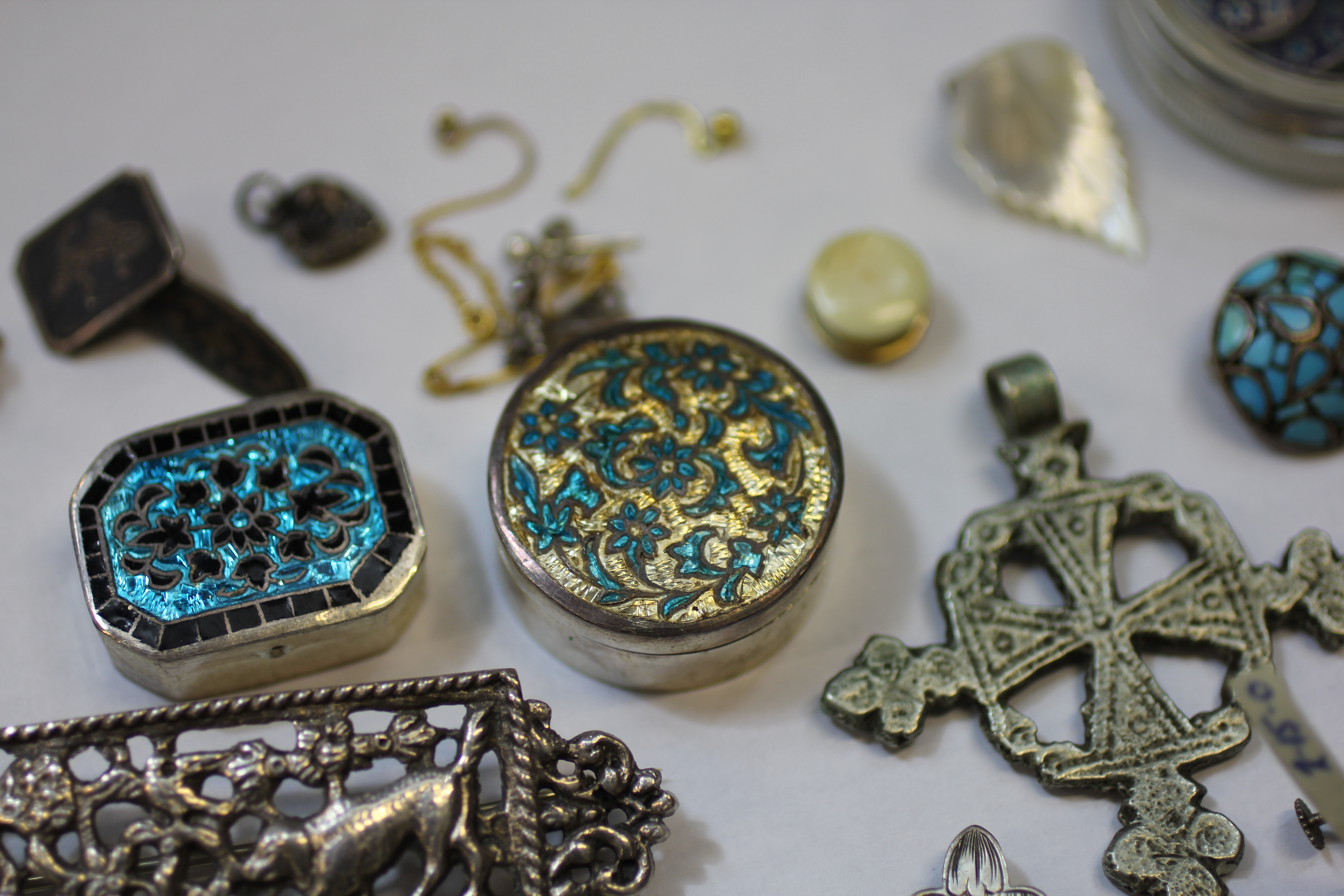 A FURTHER GROUP OF ASSORTED COSTUME JEWELLERY INCLUDING A RETICULE, AN ABALONE NECKLACE, - Image 9 of 20