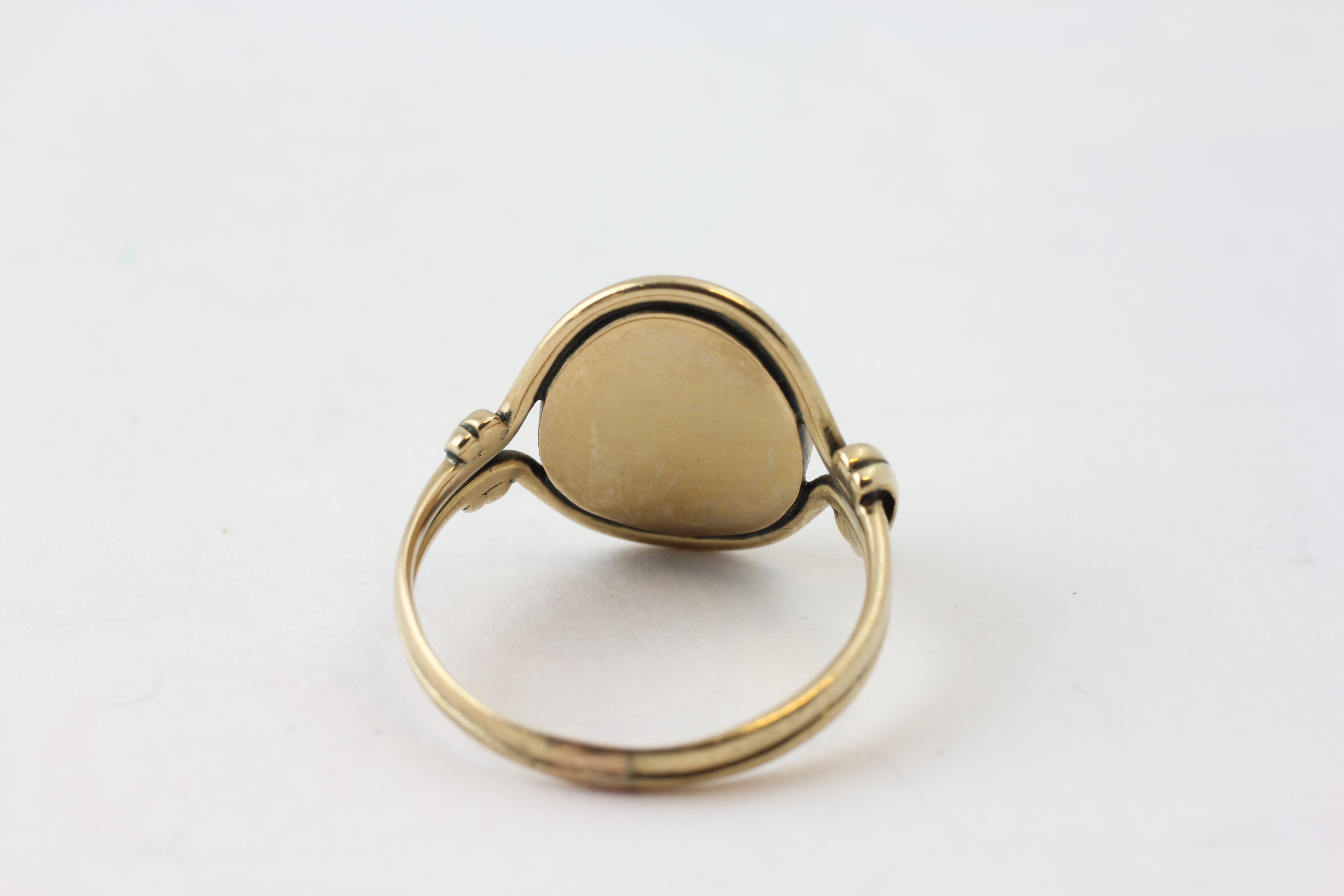 A CHALCEDONY SIGNET RING ENGRAVED WITH A FLOWER SET IN UNMARKED YELLOW METAL, - Image 4 of 5