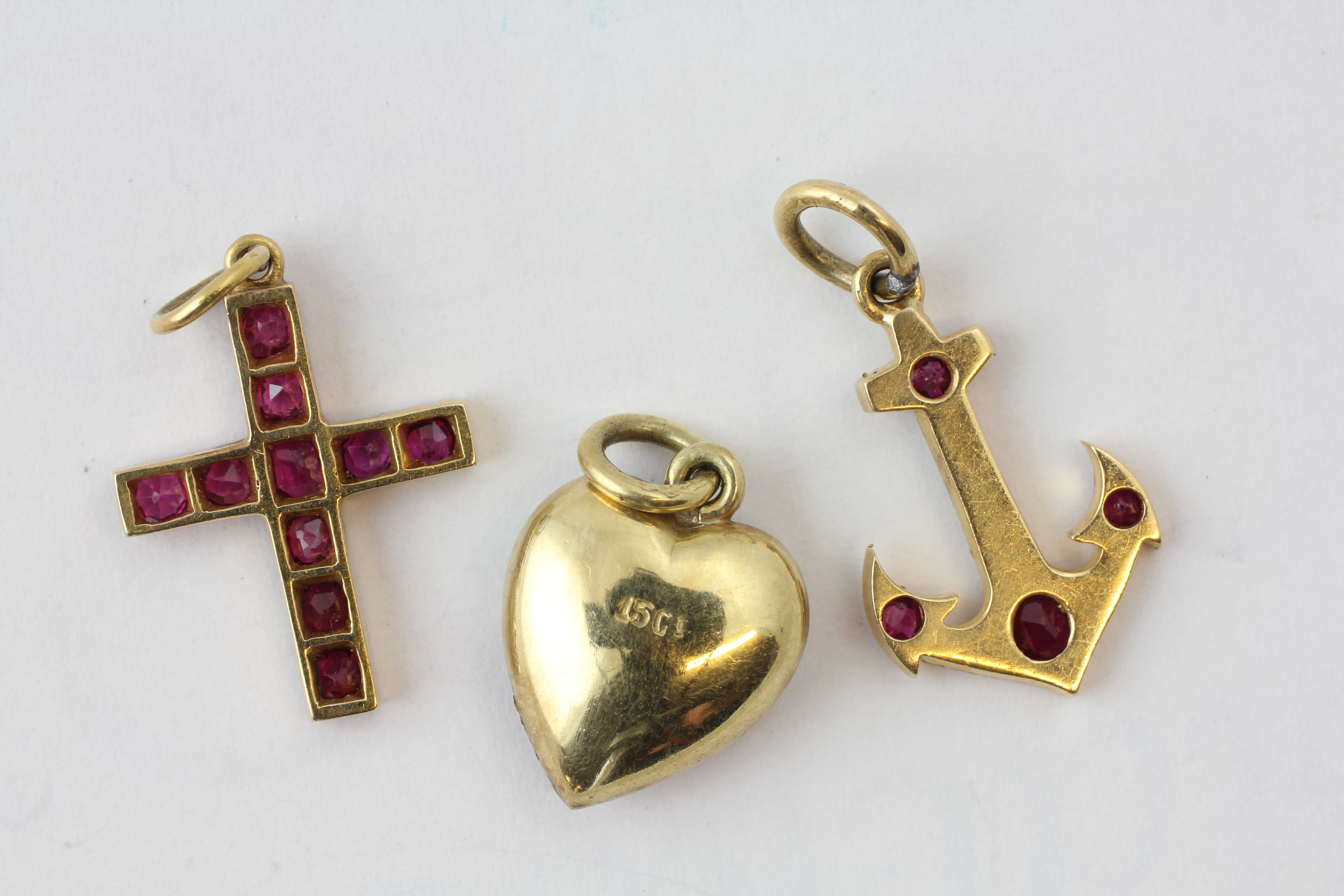 A RUBY SET CROSS PENDANT, UNMARKED, HEIGHT 20MM, AN ANCHOR PENDANT WITH RUBIES AND SEED PEARLS, - Image 5 of 5