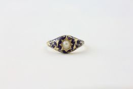 A YELLOW METAL AND ENAMELLED RING SET WITH A SINGLE PEARL, UNMARKED,