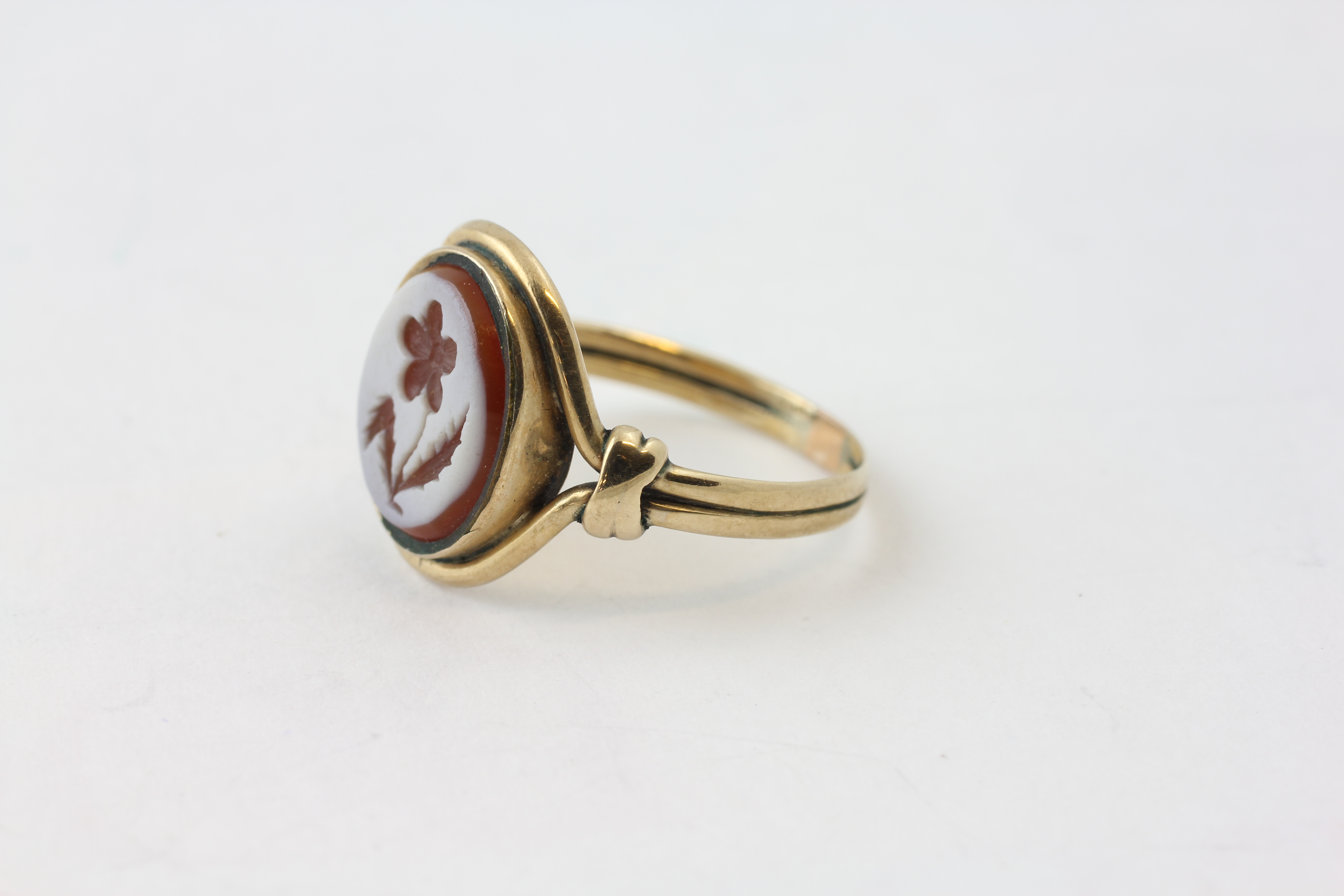 A CHALCEDONY SIGNET RING ENGRAVED WITH A FLOWER SET IN UNMARKED YELLOW METAL, - Image 3 of 5