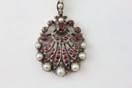 A GARNET NECKLACE IN A WHITE METAL SETTING WITH DETACHABLE GARNET AND PEARL PENDANT