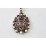 A GARNET NECKLACE IN A WHITE METAL SETTING WITH DETACHABLE GARNET AND PEARL PENDANT