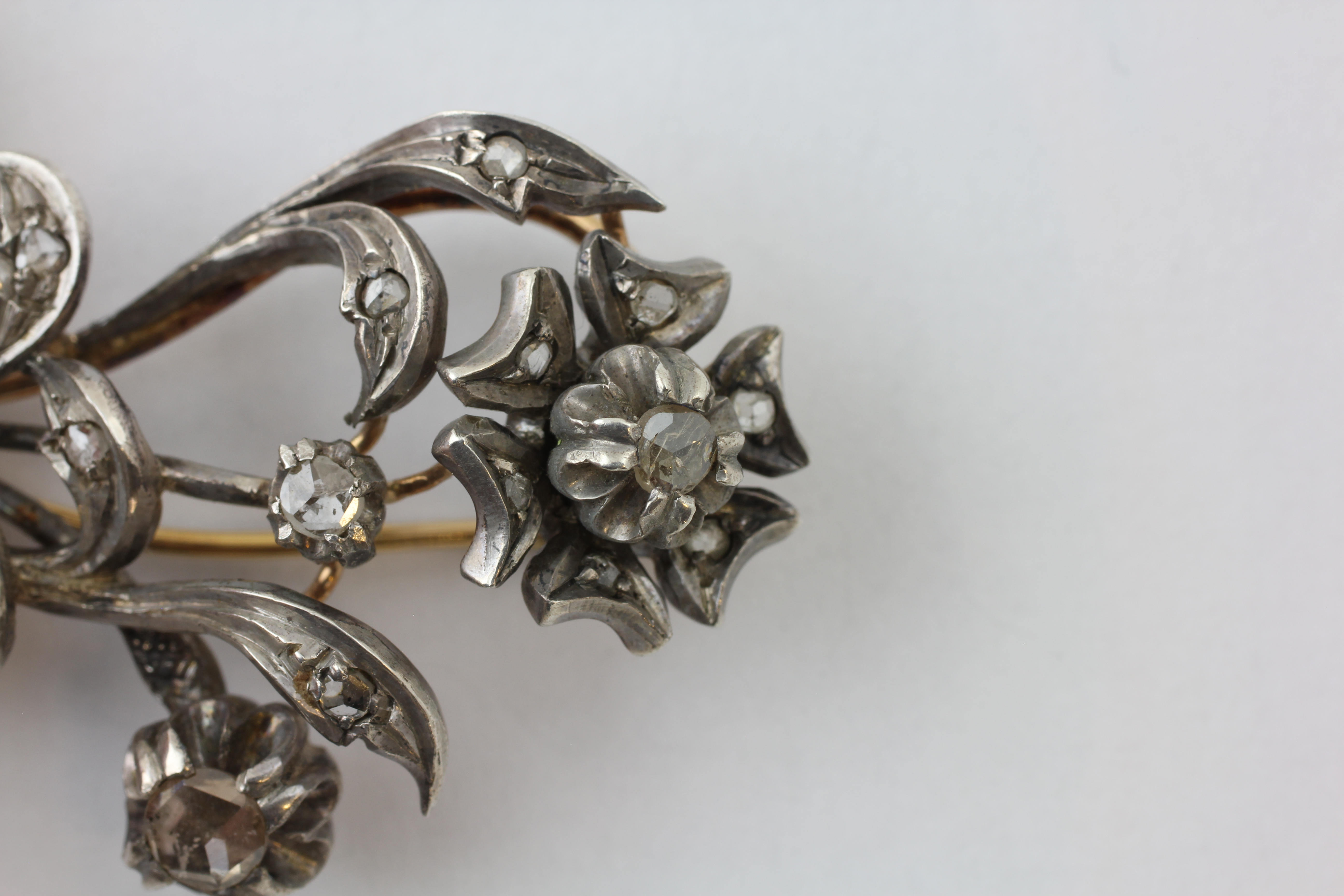 AN EDWARDIAN DIAMOND BROOCH OF FLOWERHEAD AND BOW DESIGN SET IN WHITE AND YELLOW PRECIOUS METAL, - Image 3 of 5