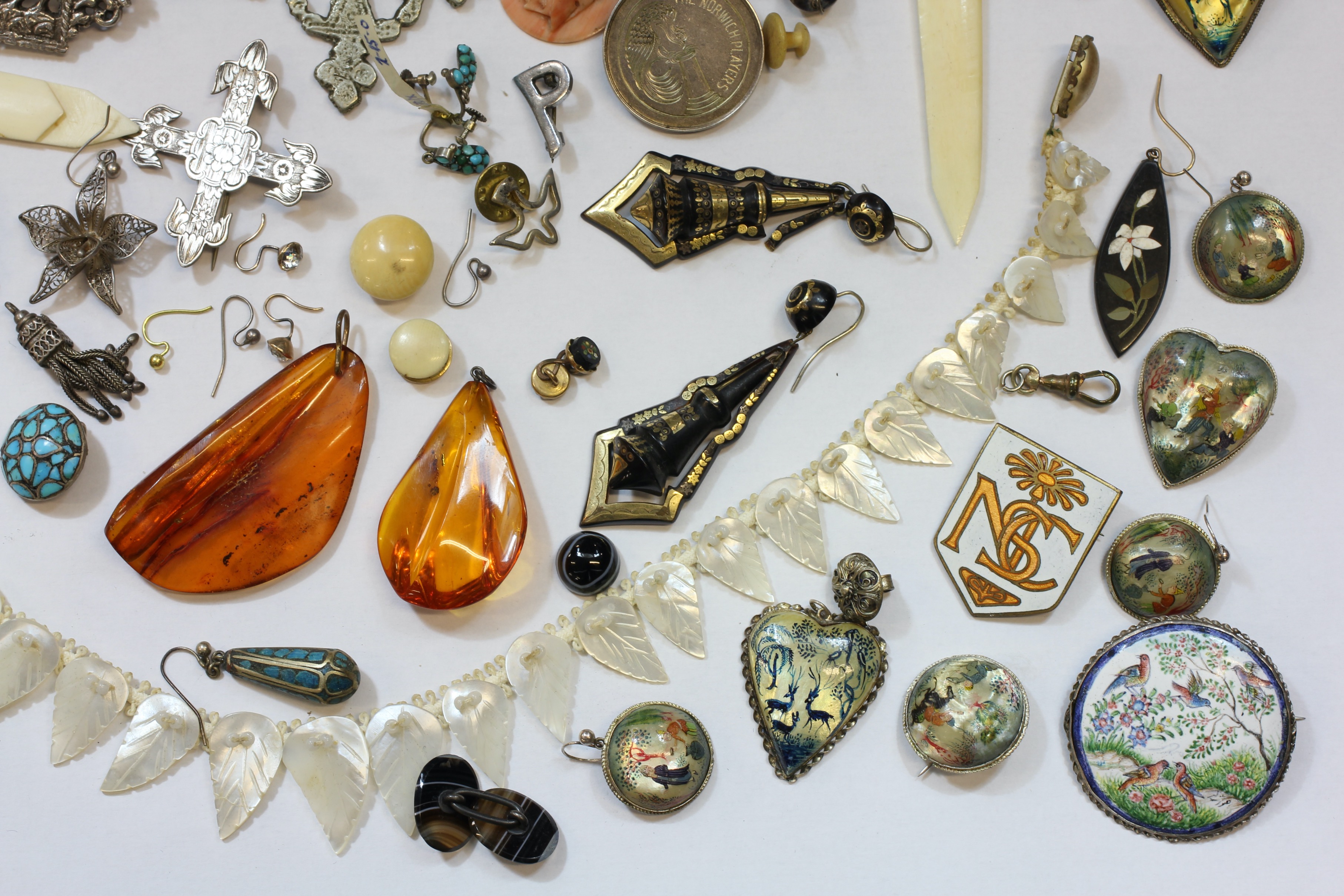 A FURTHER GROUP OF ASSORTED COSTUME JEWELLERY INCLUDING A RETICULE, AN ABALONE NECKLACE, - Image 2 of 20