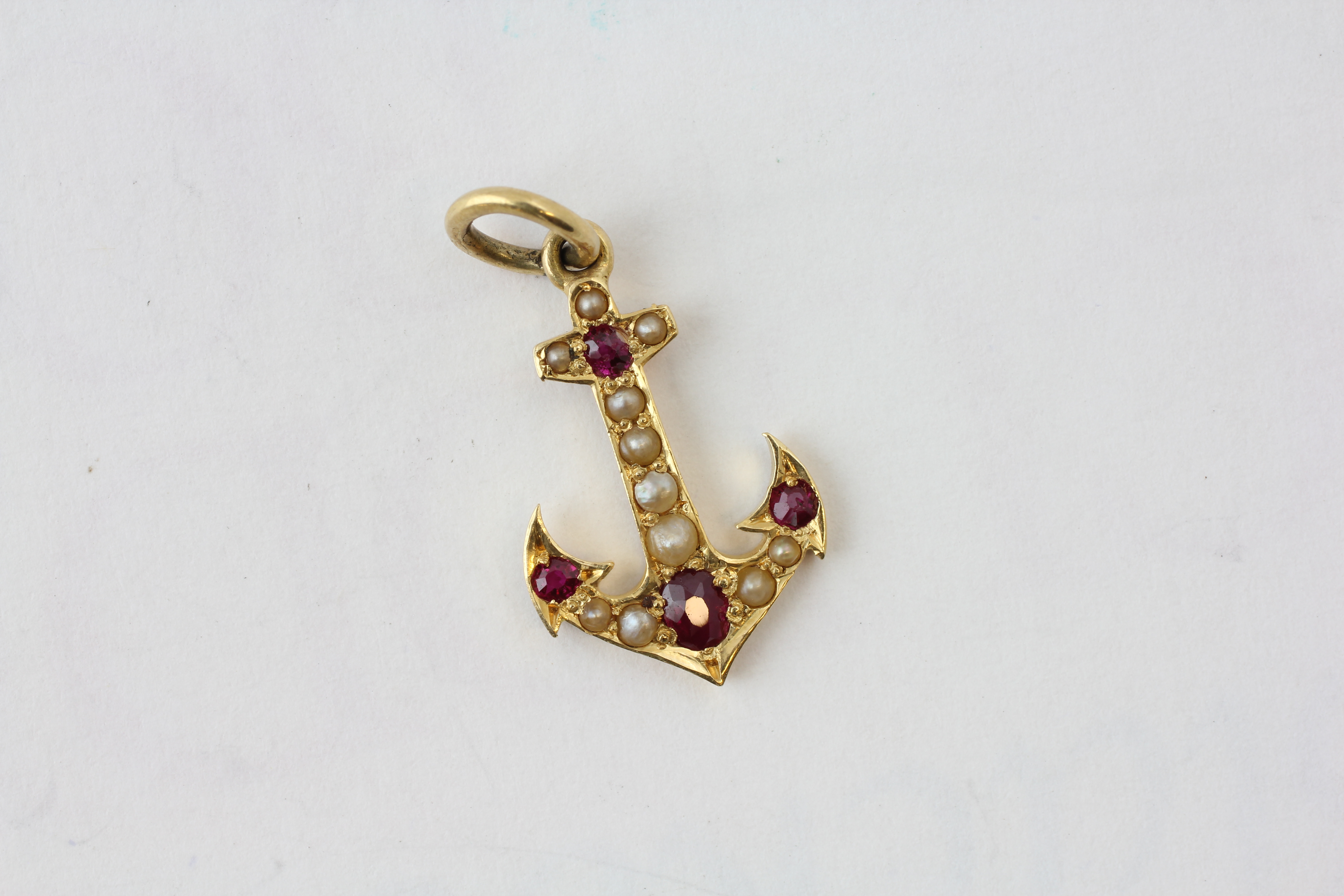 A RUBY SET CROSS PENDANT, UNMARKED, HEIGHT 20MM, AN ANCHOR PENDANT WITH RUBIES AND SEED PEARLS, - Image 4 of 5