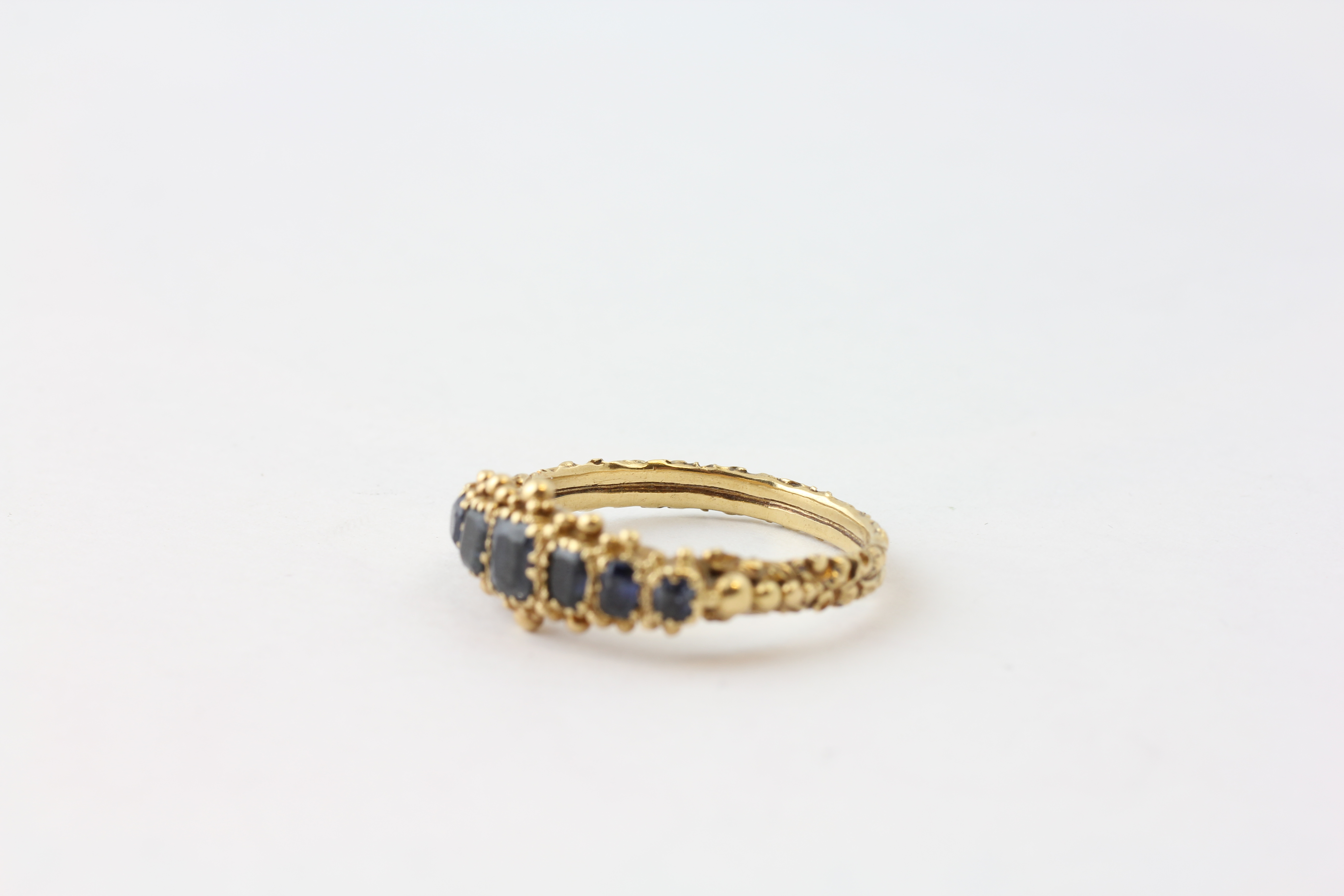 A SAPPHIRE RING, FIVE GRADUATED STONES, CLAW SET IN UNMARKED GOLD, THE LARGEST STONE APPROX. - Image 5 of 5