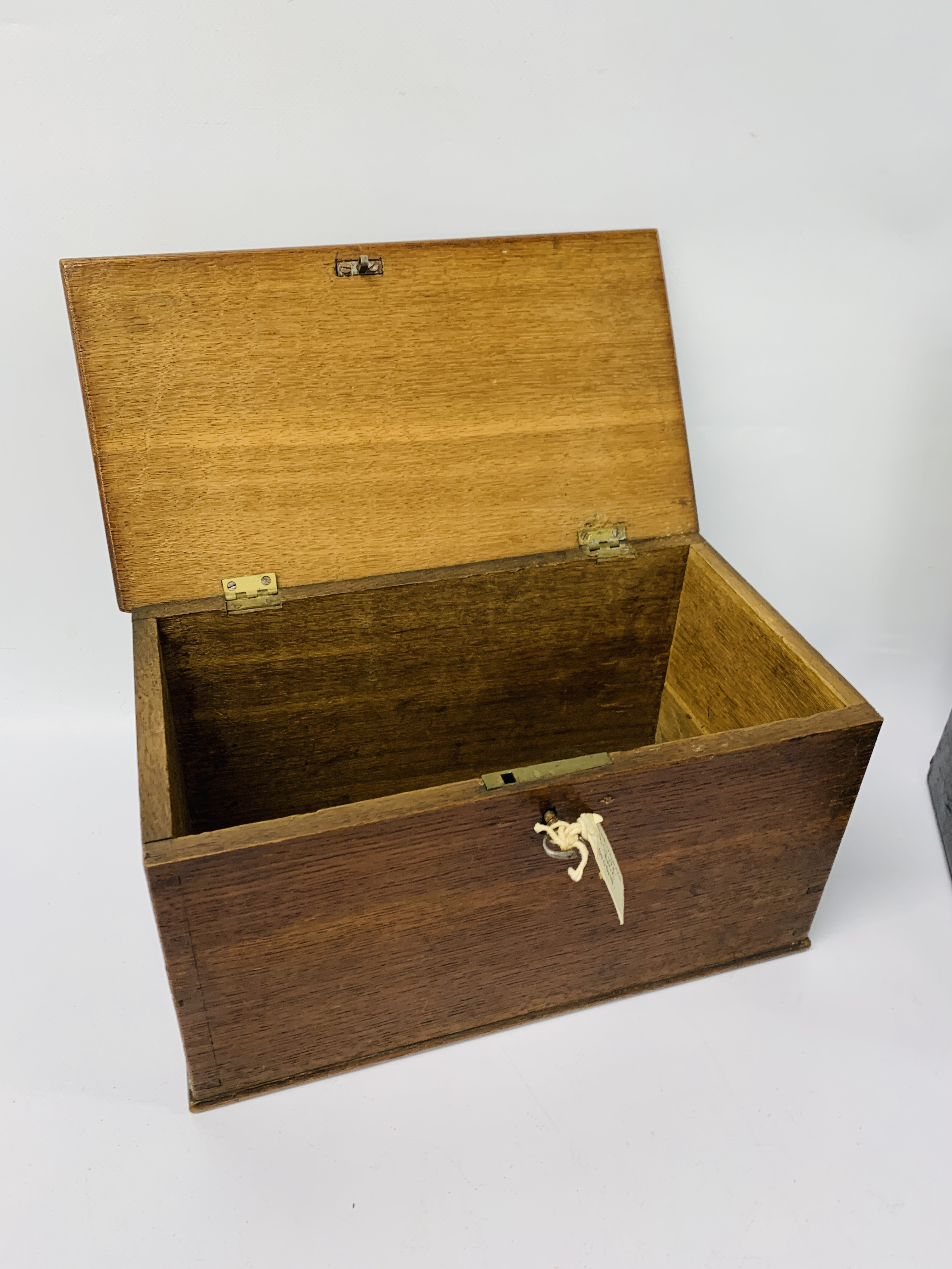 AN ANTIQUE LEATHERED JEWELLERY CASKET, - Image 14 of 27