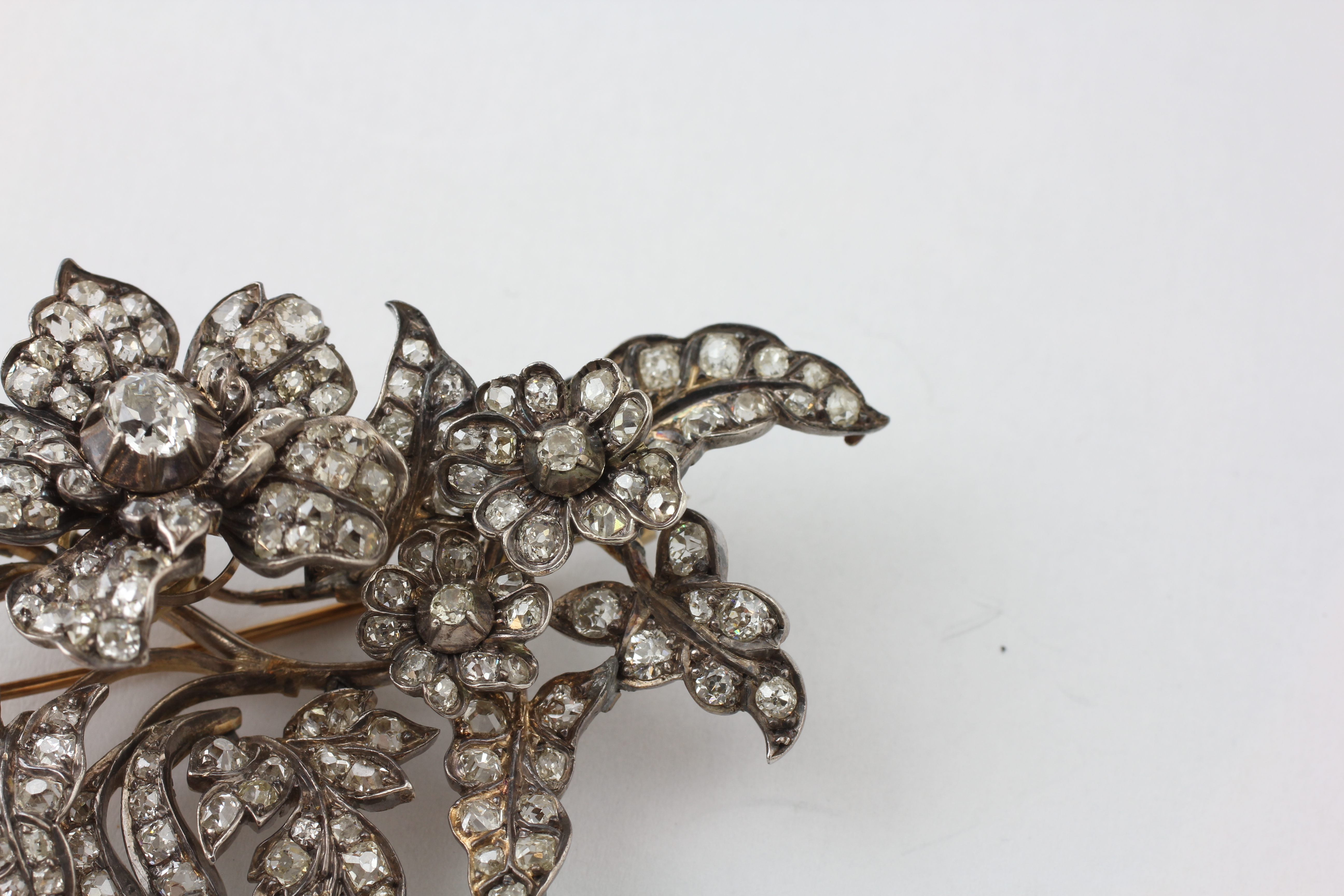 AN EDWARDIAN TREMBLANT DIAMOND BROOCH, THE PRINCIPAL OVAL CUT STONE APPROX. 6MM BY 4. - Image 8 of 9