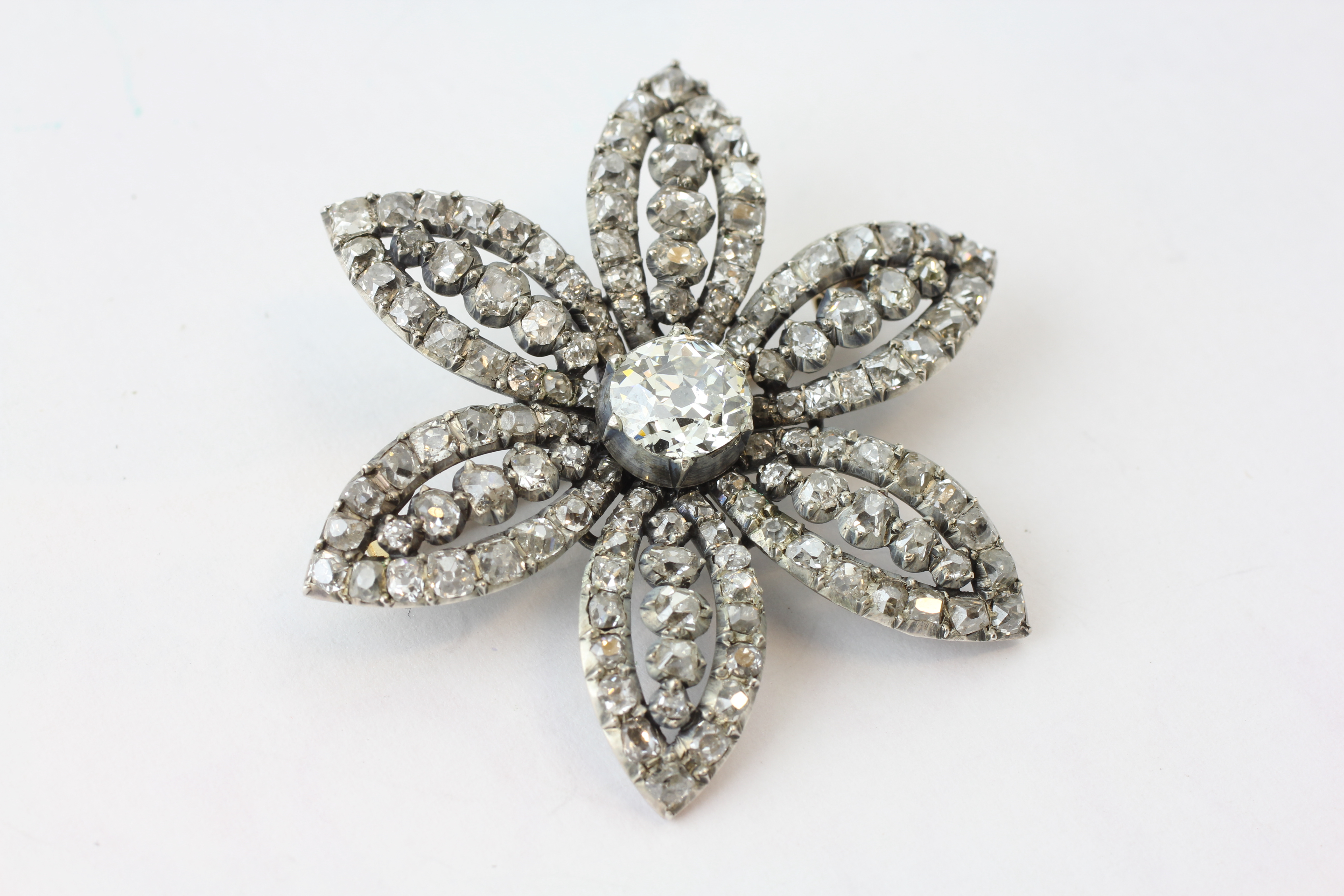 A SIX PETAL FLOWER HEAD DIAMOND BROOCH, SET WITH 133 DIAMONDS, THE CENTRAL STONE APPROXIMATELY 1CT, - Image 2 of 4