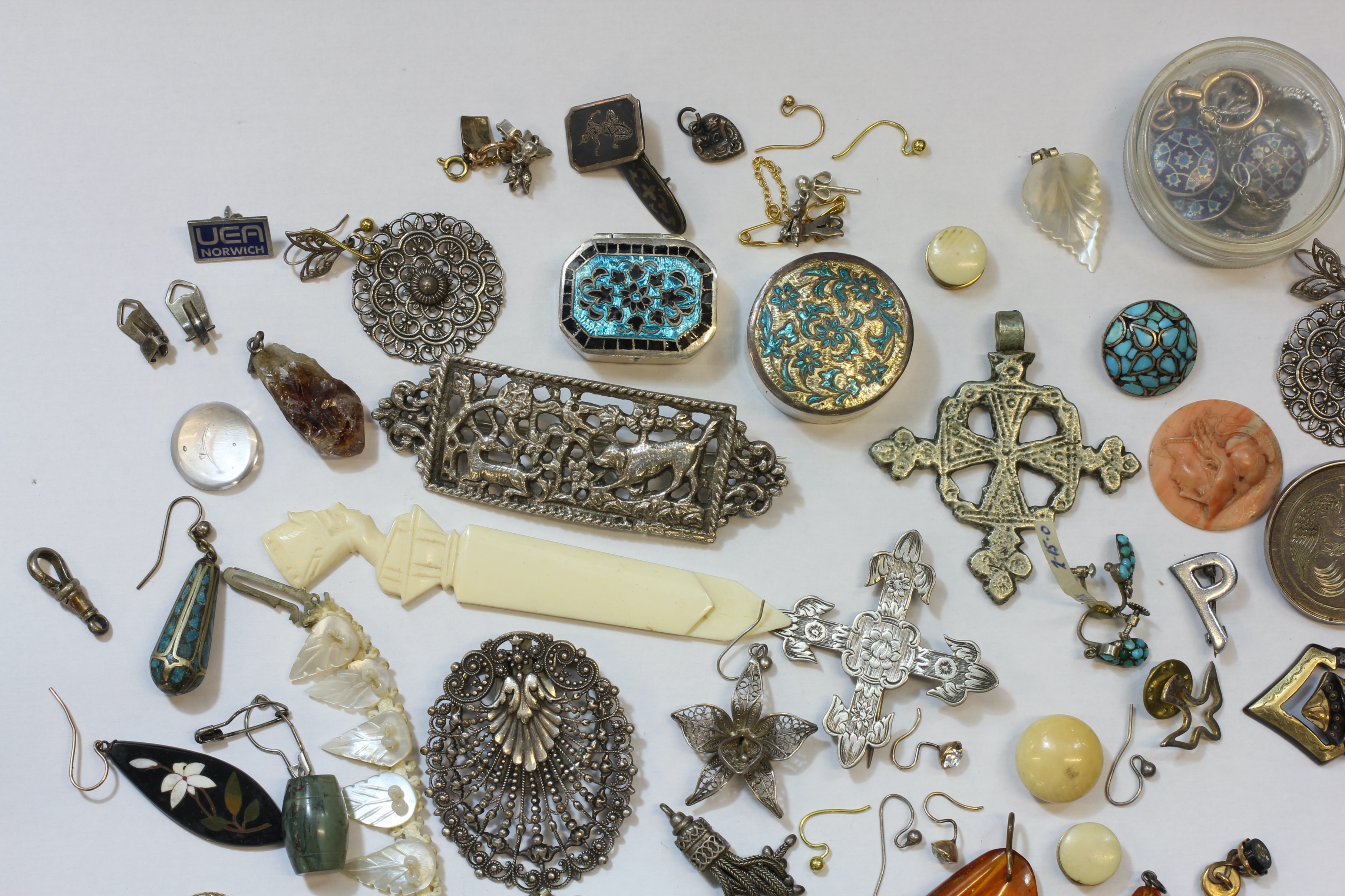 A FURTHER GROUP OF ASSORTED COSTUME JEWELLERY INCLUDING A RETICULE, AN ABALONE NECKLACE, - Image 4 of 20