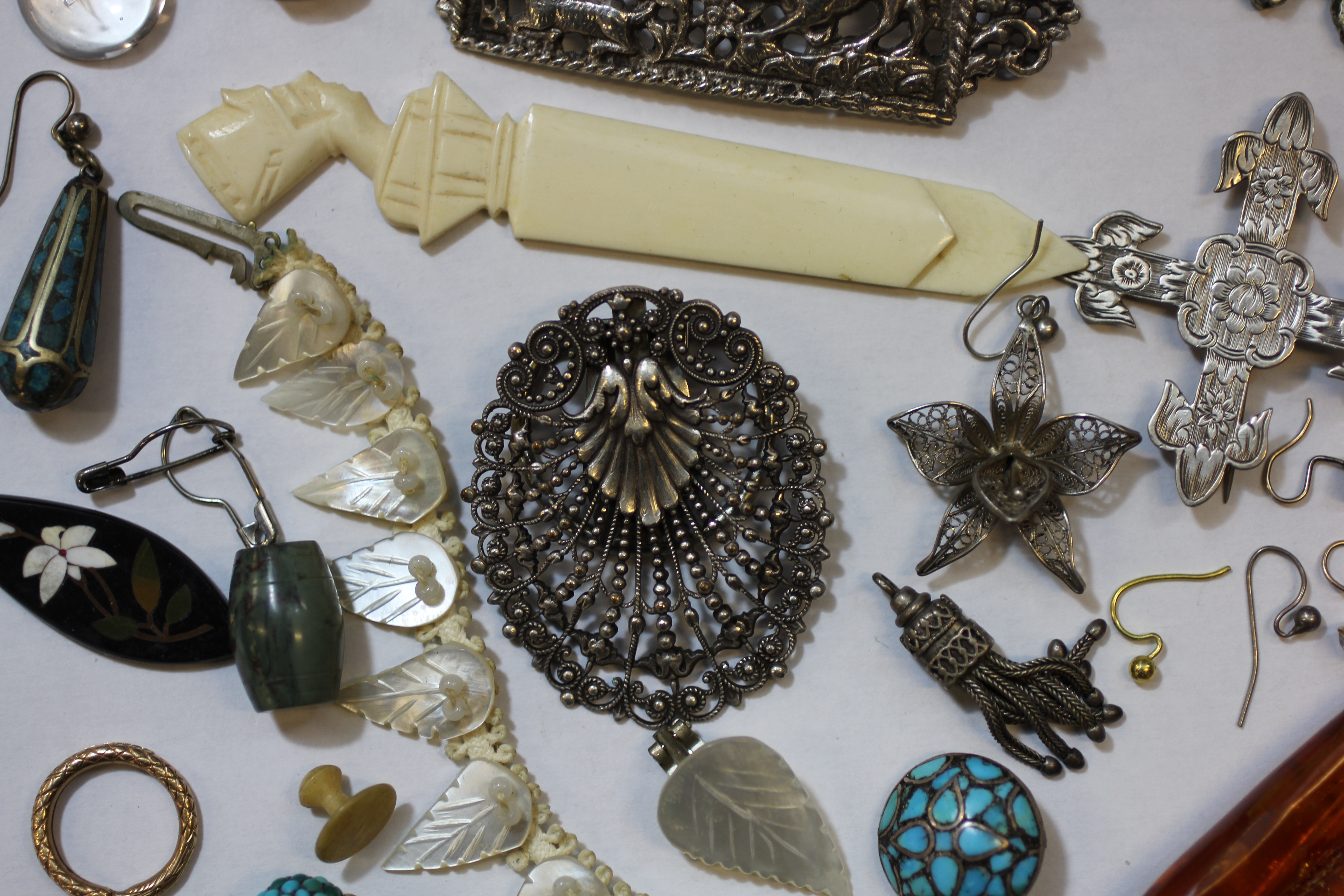 A FURTHER GROUP OF ASSORTED COSTUME JEWELLERY INCLUDING A RETICULE, AN ABALONE NECKLACE, - Image 6 of 20