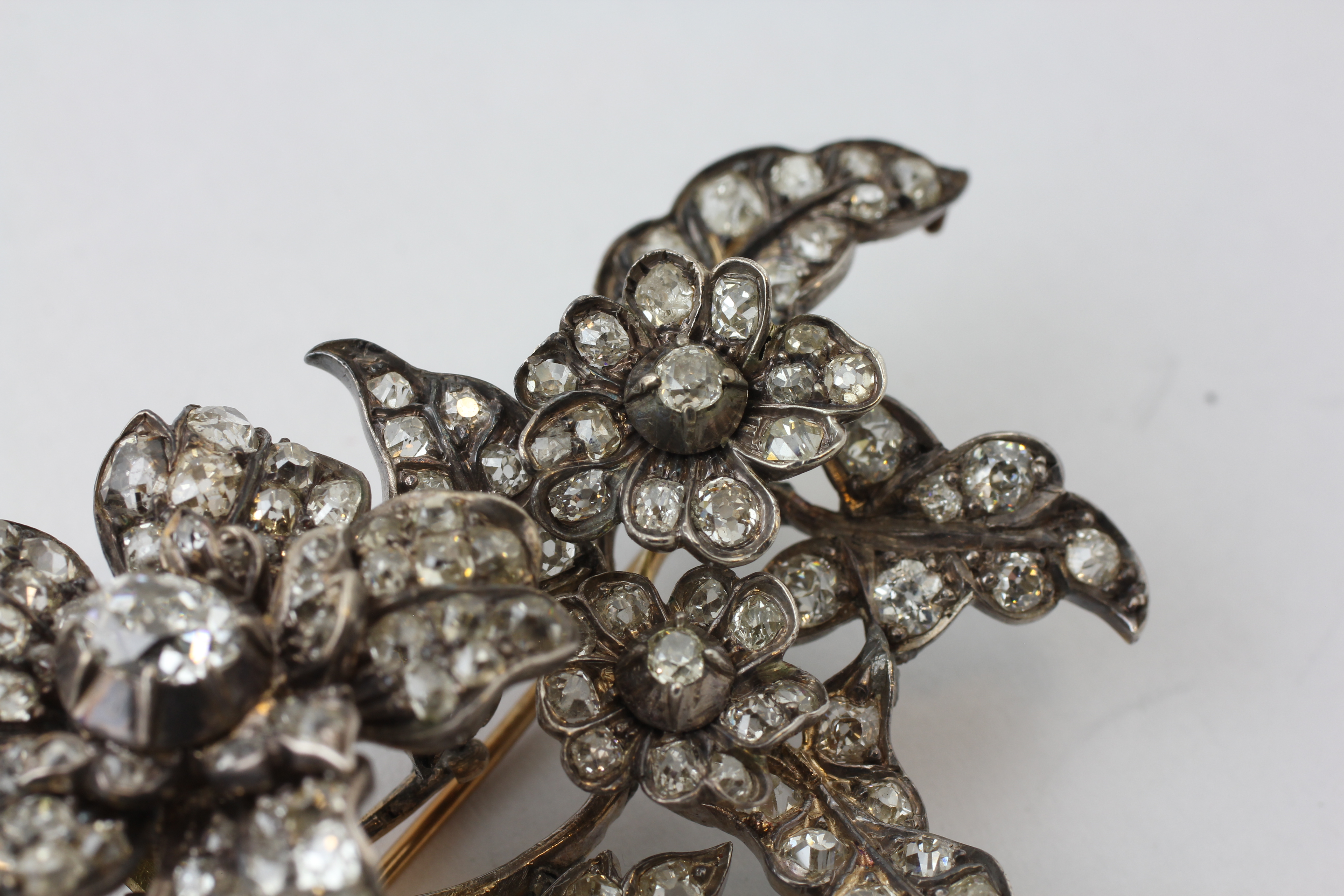 AN EDWARDIAN TREMBLANT DIAMOND BROOCH, THE PRINCIPAL OVAL CUT STONE APPROX. 6MM BY 4. - Image 5 of 9