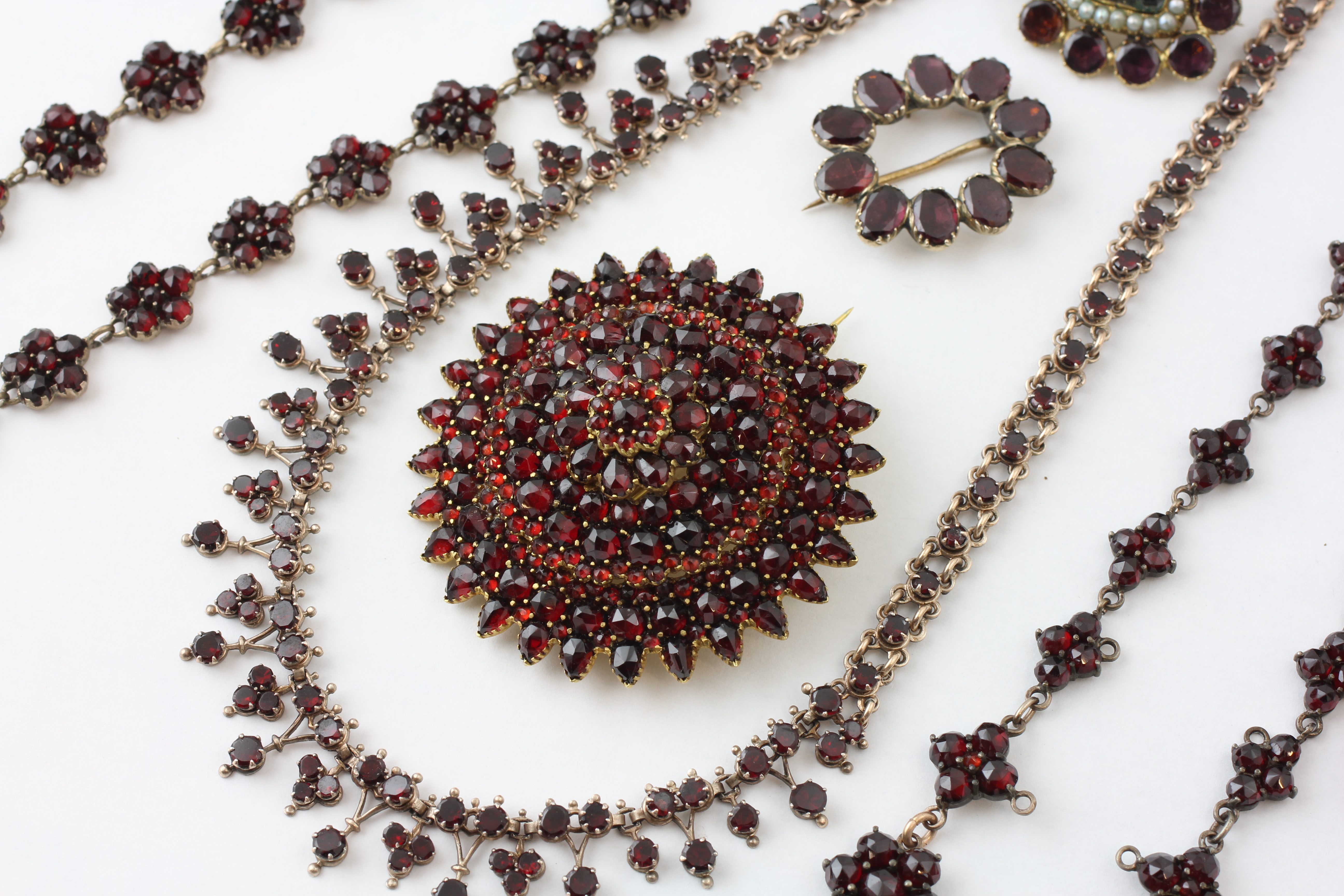 AN EXTENSIVE GROUP OF GARNET SET JEWELLERY, - Image 5 of 12