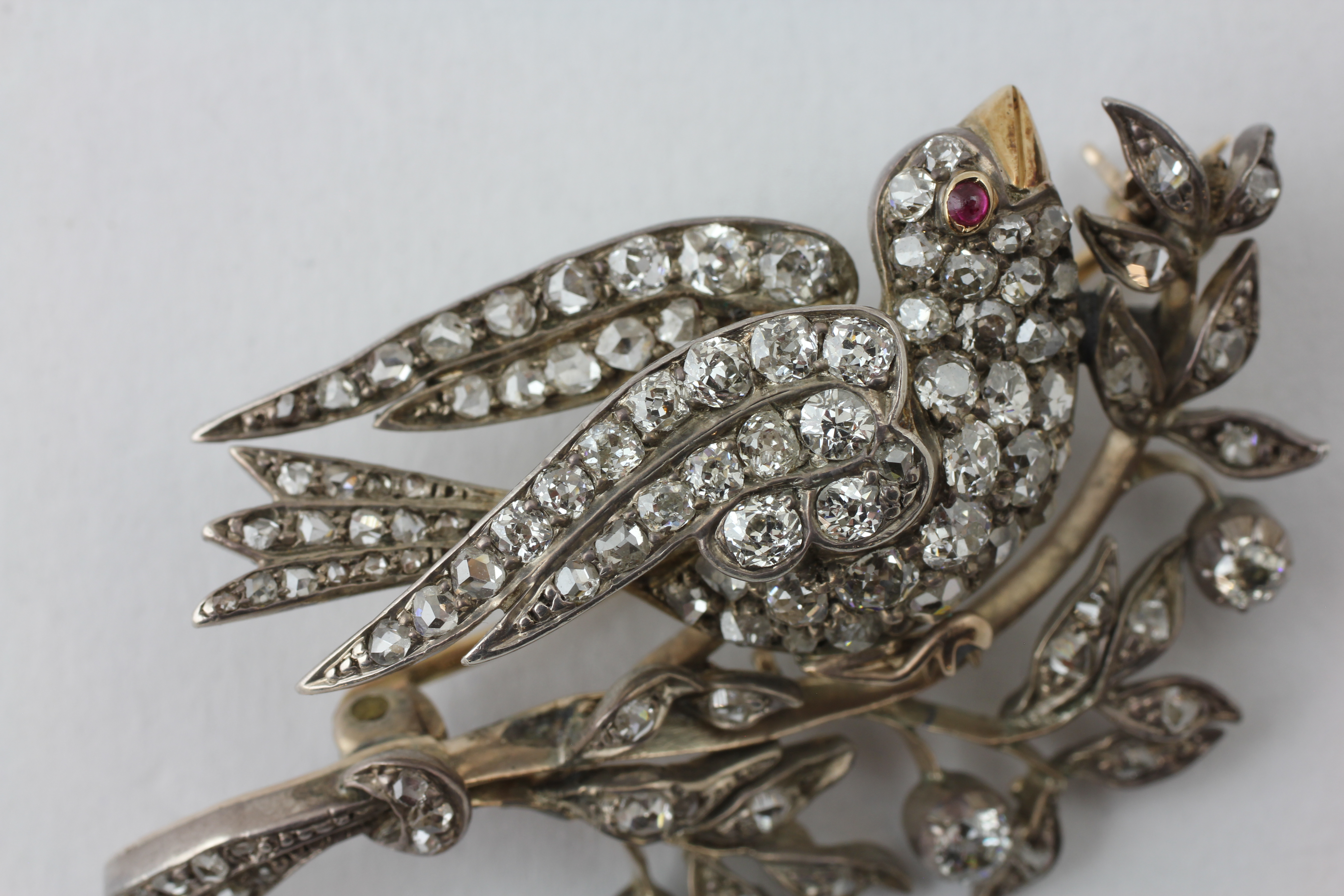 A BIRD BROOCH HAVING A RUBY EYE AND YELLOW METAL BEAK, - Image 5 of 7