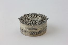 A CIRCULAR POT POURRI BOX, DIAMETER 5CM, LONDON 1910,