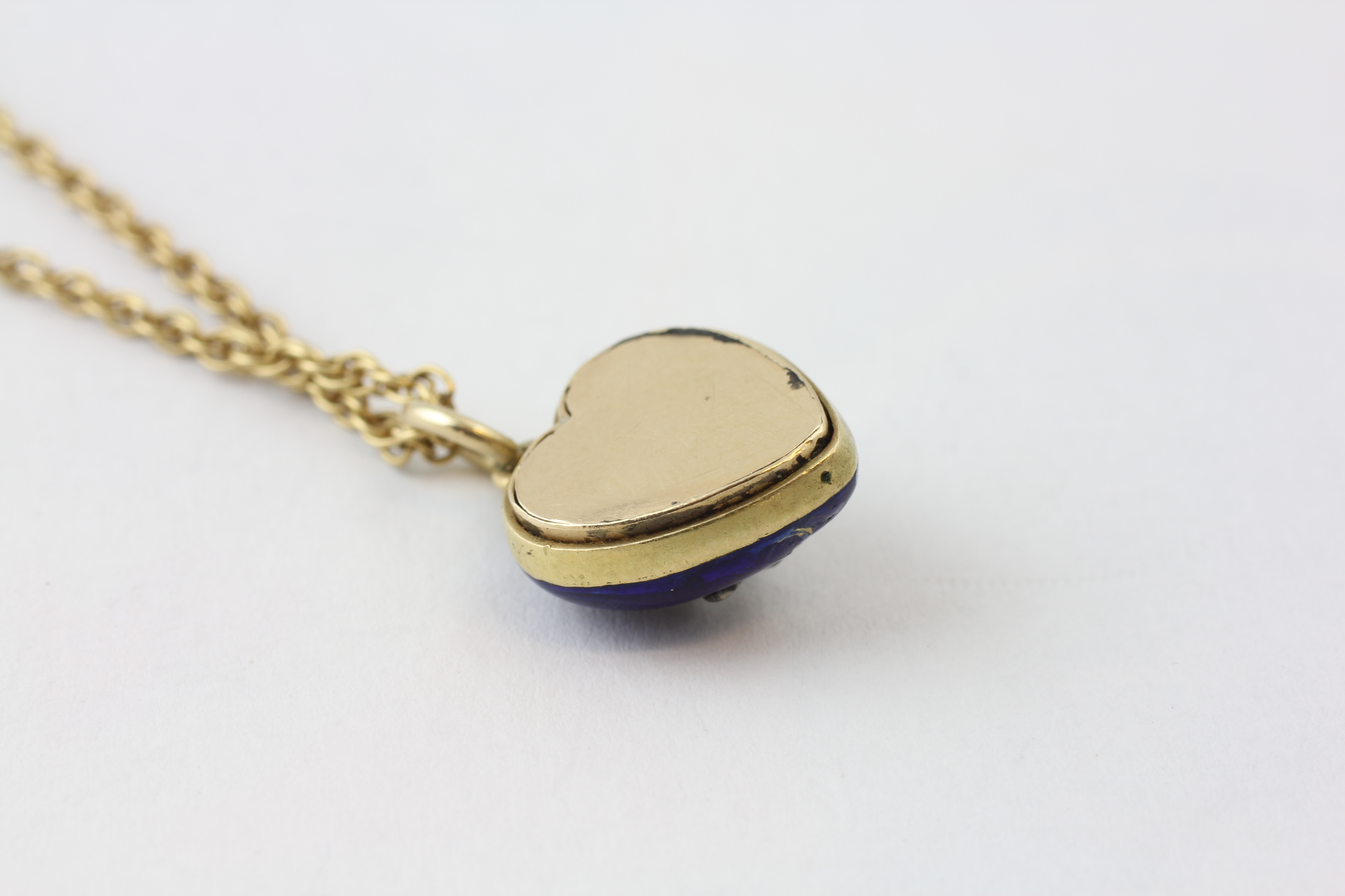 AN 18CT GOLD FINE CHAIN WITH ENAMELLED AND DIAMOND SET HEART PENDANT (CHIPS TO ENAMEL), - Image 3 of 4