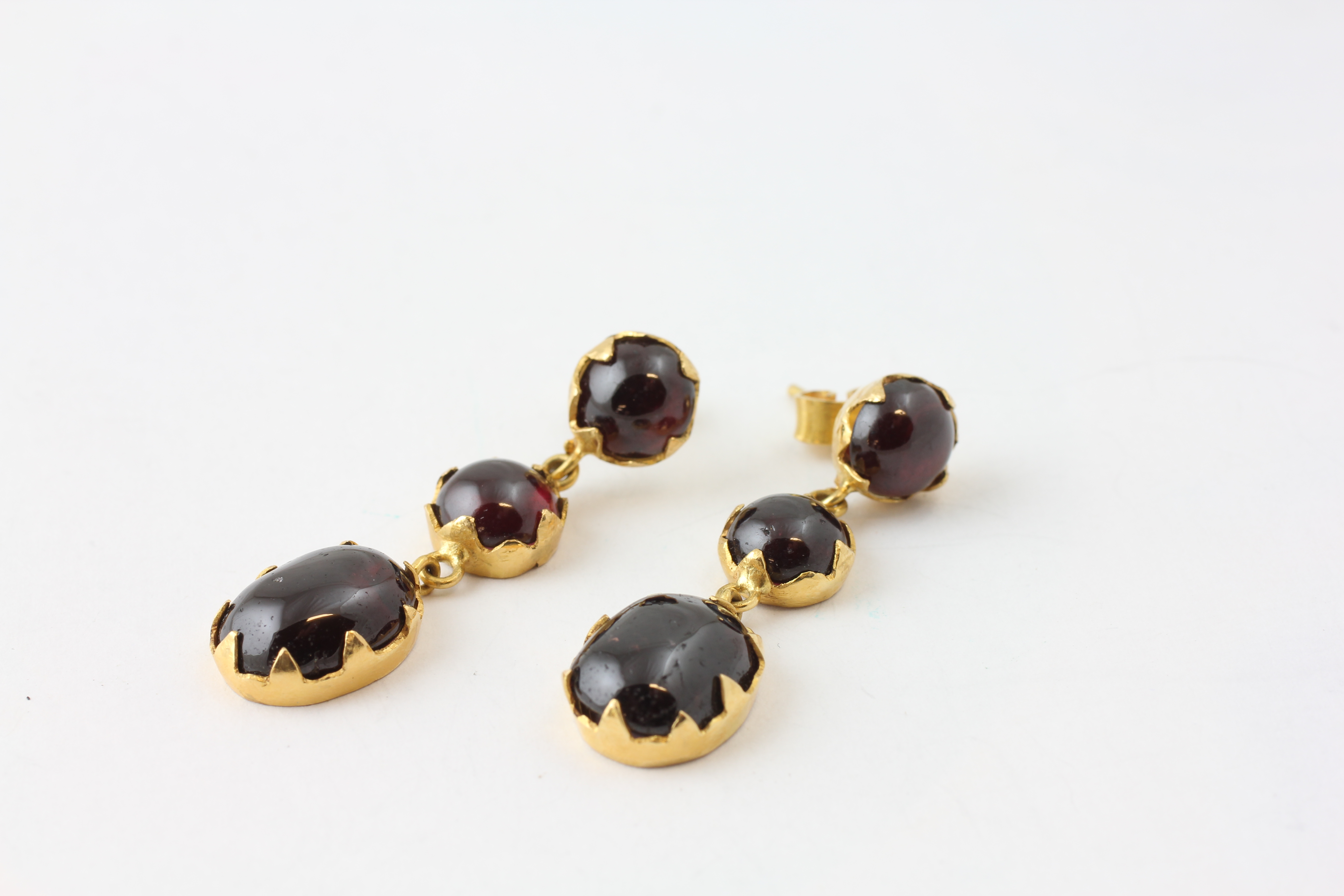 A PAIR OF AMETHYST DROP EARRINGS SET IN UNMARKED YELLOW METAL,