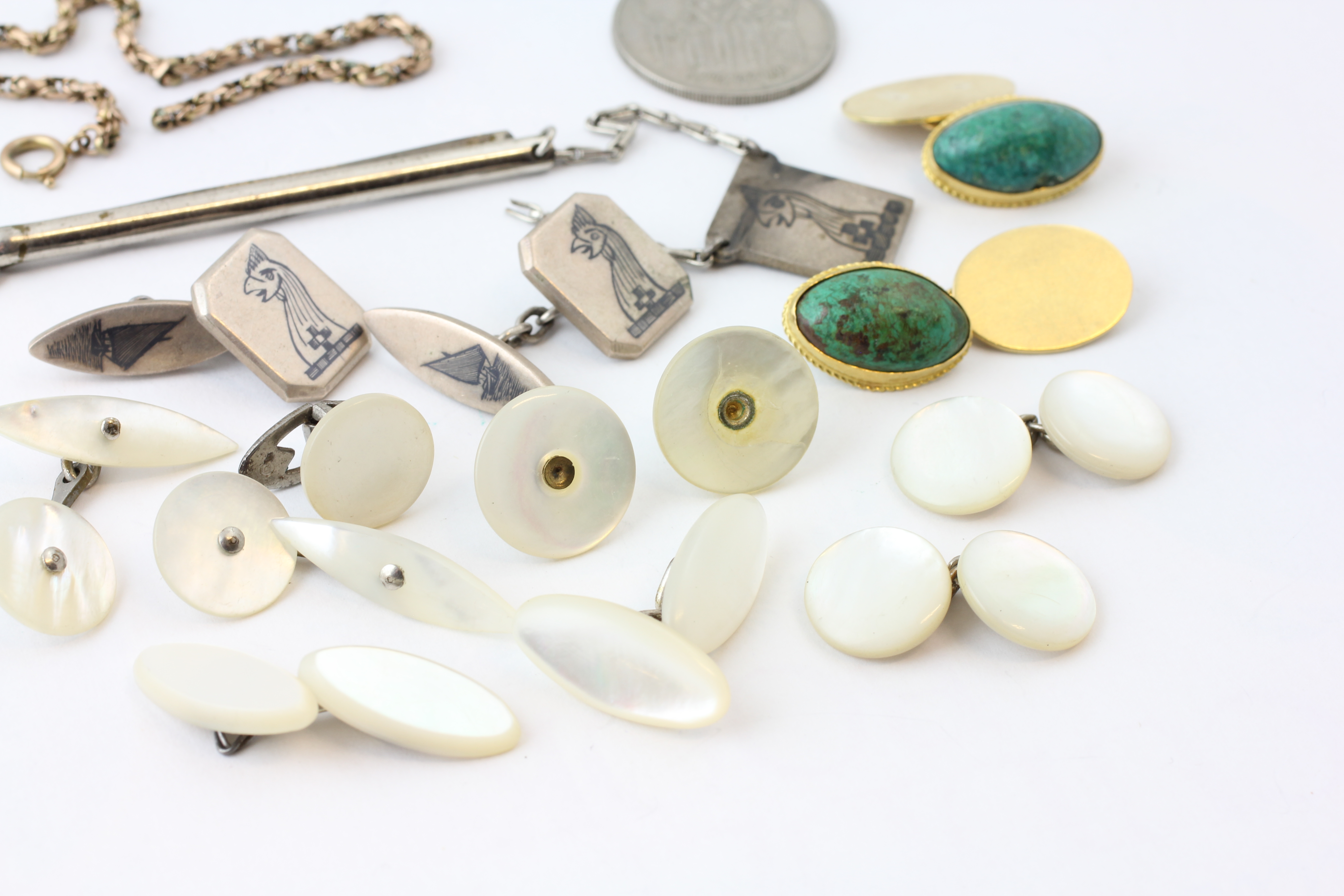 A GROUP OF GENTLEMAN’S CUFFLINKS INCLUDING A PAIR OF 18CT AND GREEN CABOCHON SET LINKS ALONG WITH A - Image 2 of 5