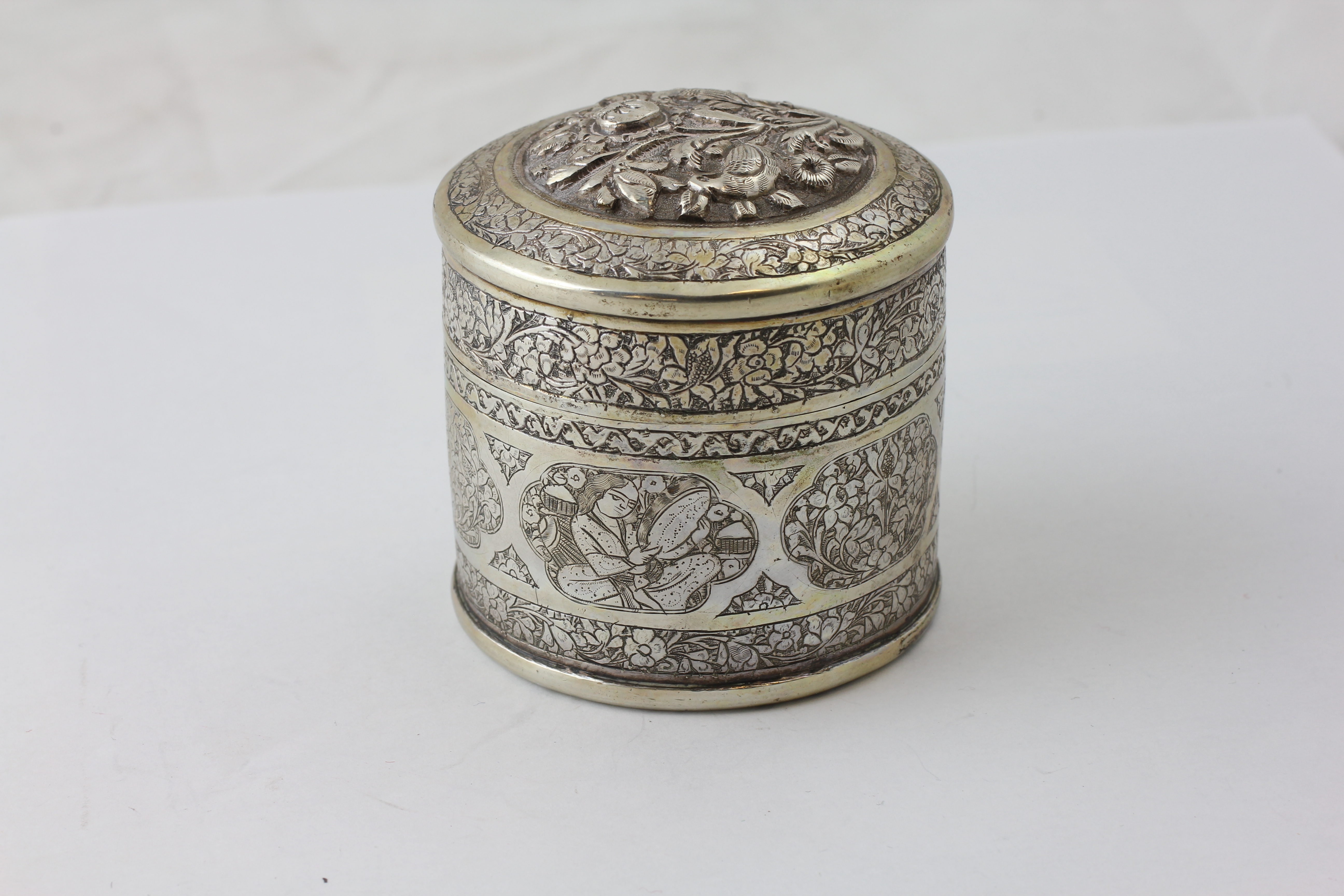 AN INDIAN SILVER CIRCULAR BOX AND COVER, DECORATED WITH SEATED FIGURES AND FLOWERS, DIAMETER 6. - Image 2 of 4