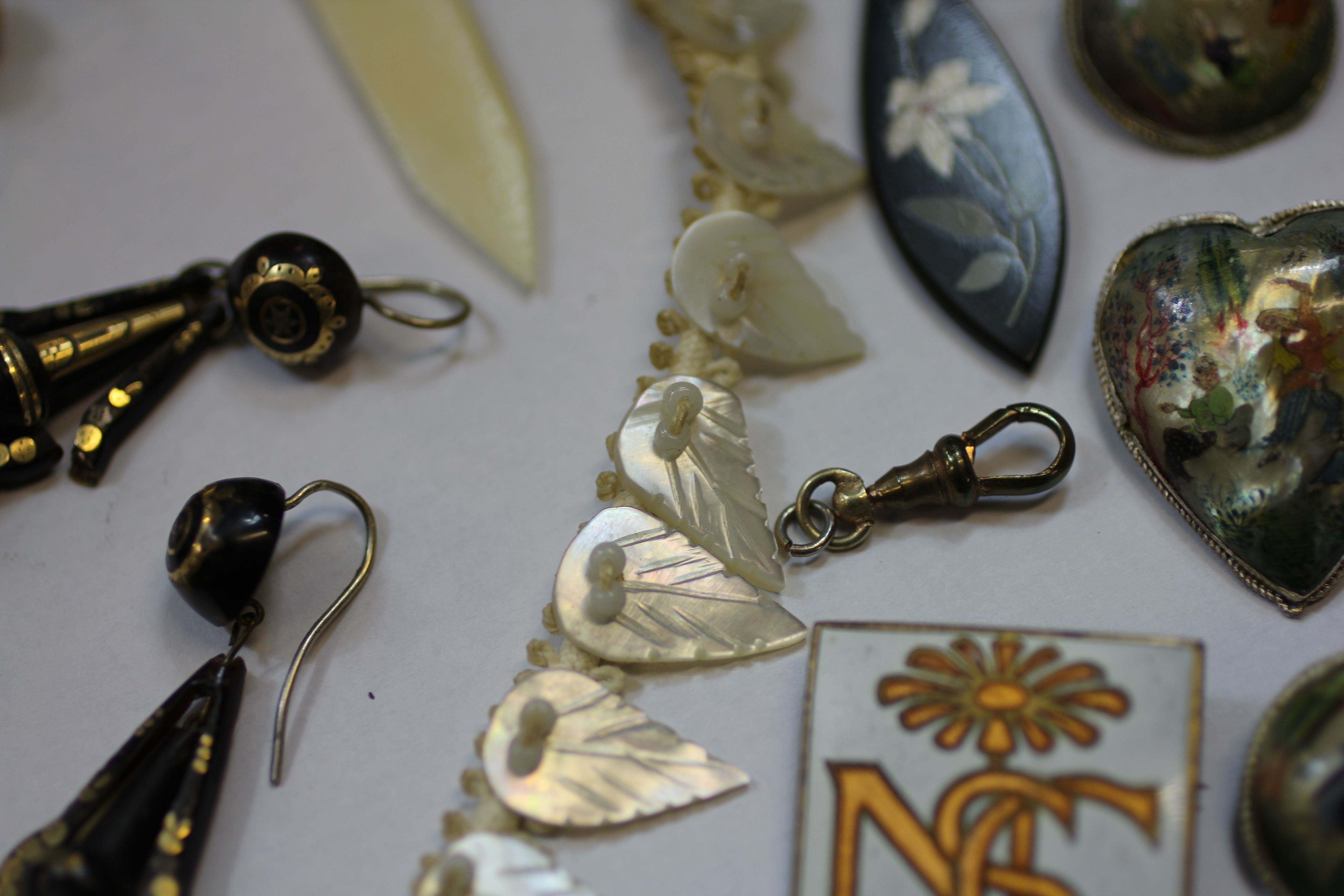 A FURTHER GROUP OF ASSORTED COSTUME JEWELLERY INCLUDING A RETICULE, AN ABALONE NECKLACE, - Image 12 of 20