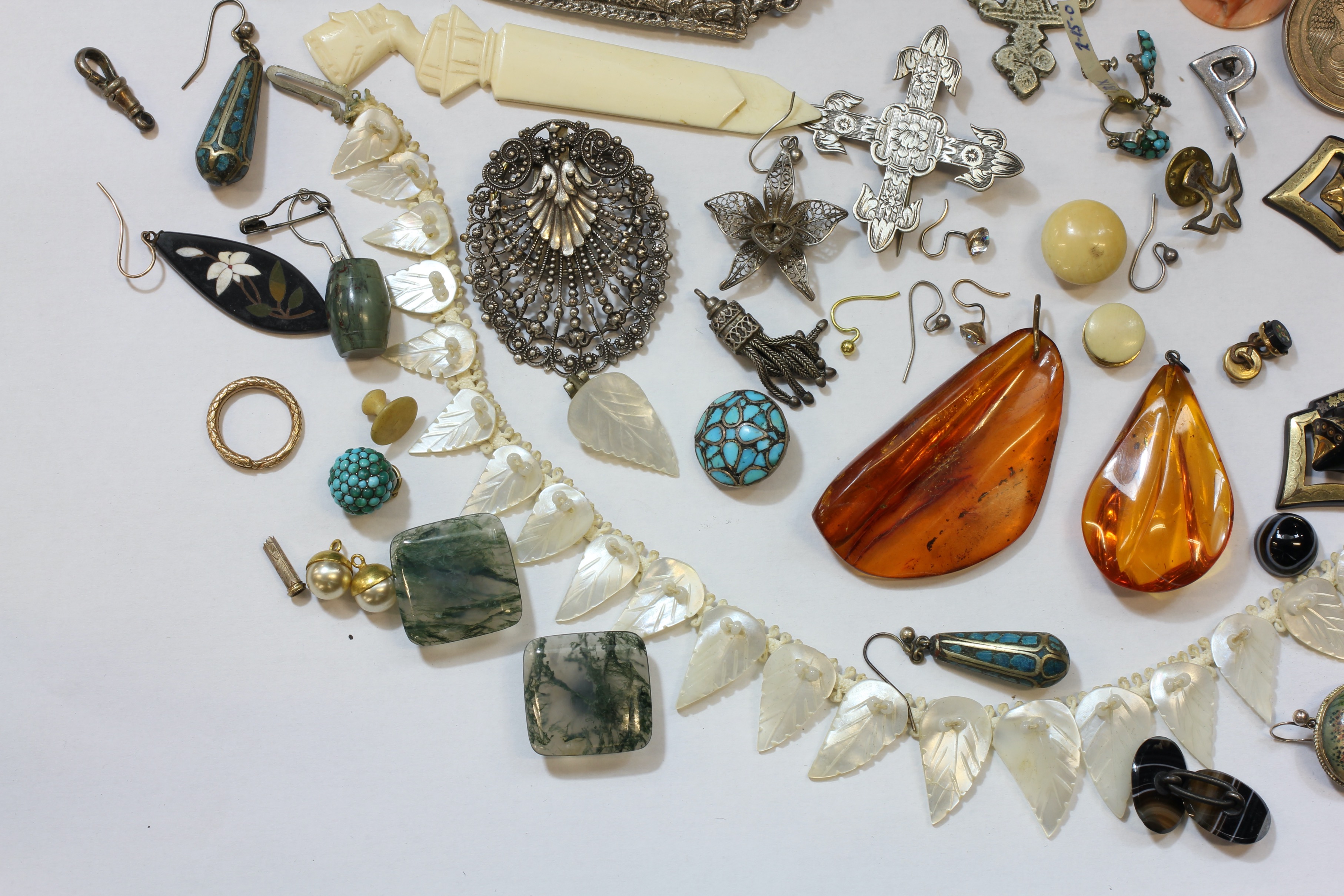 A FURTHER GROUP OF ASSORTED COSTUME JEWELLERY INCLUDING A RETICULE, AN ABALONE NECKLACE, - Image 3 of 20