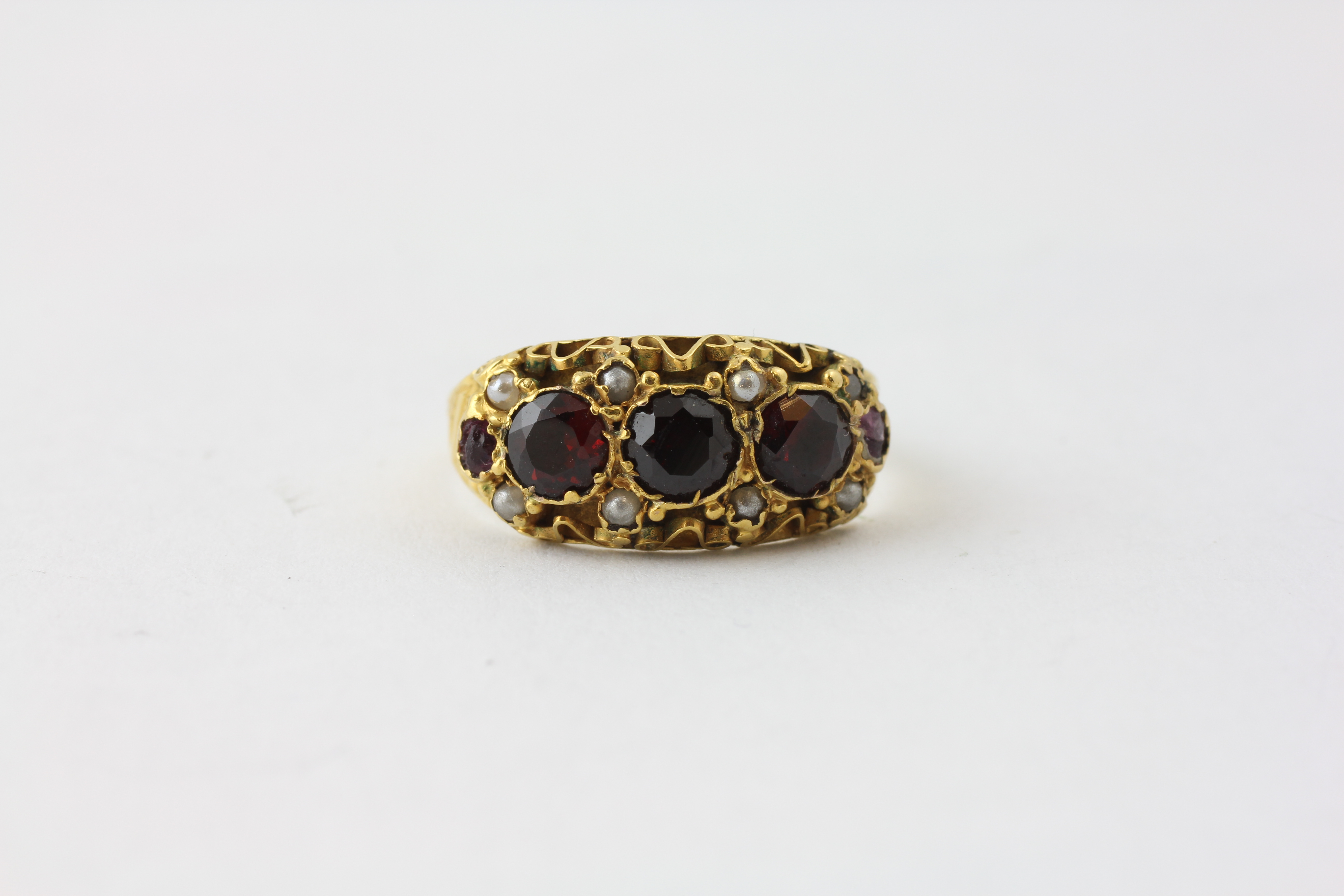 A THREE STONE GARNET, SEED PEARL AND AMETHYST RING (VERY WORN CONDITION), PROBABLY SET IN 15CT GOLD,