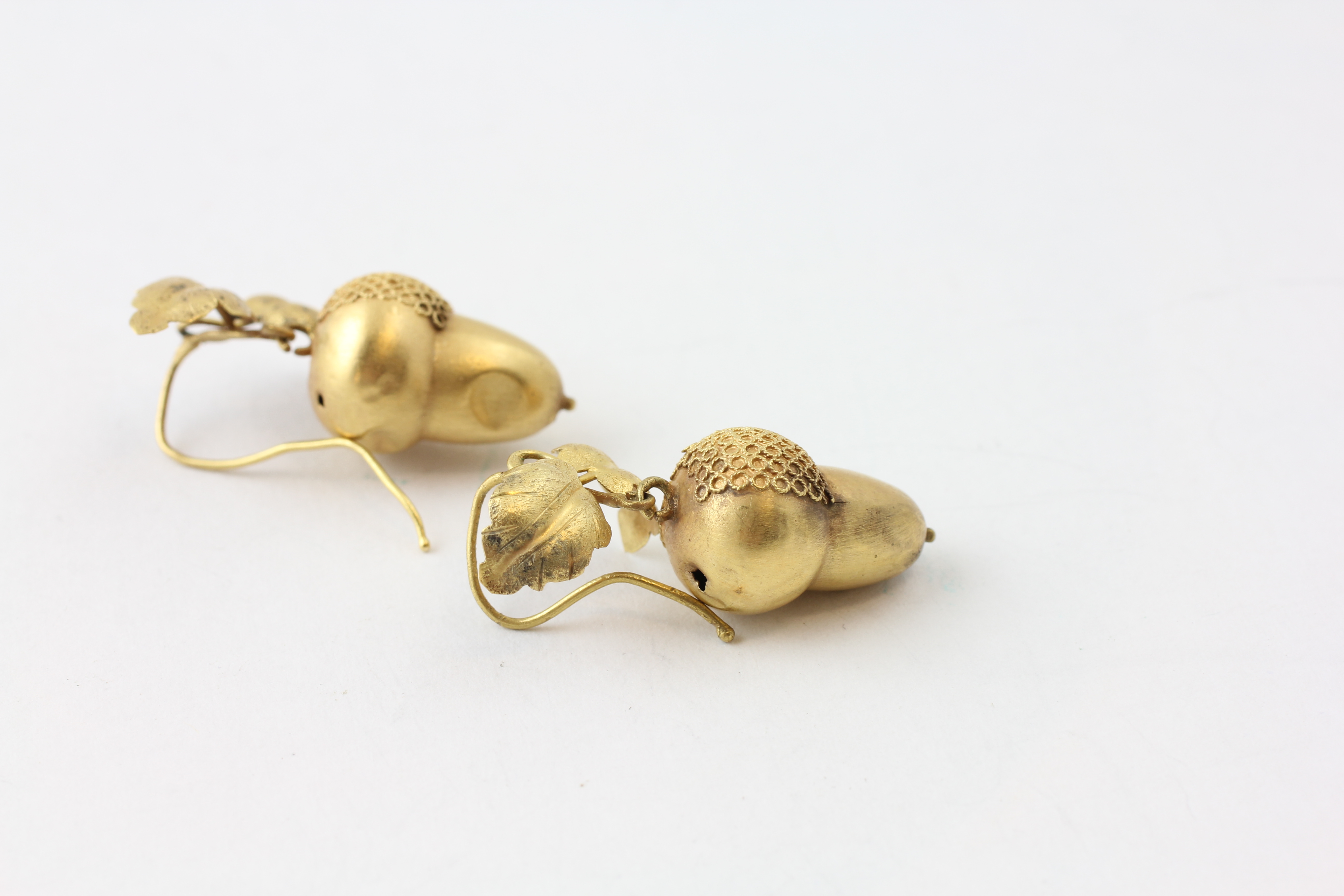 A PAIR OF UNMARKED YELLOW METAL ACORN EARRINGS (DENTED), - Image 3 of 4