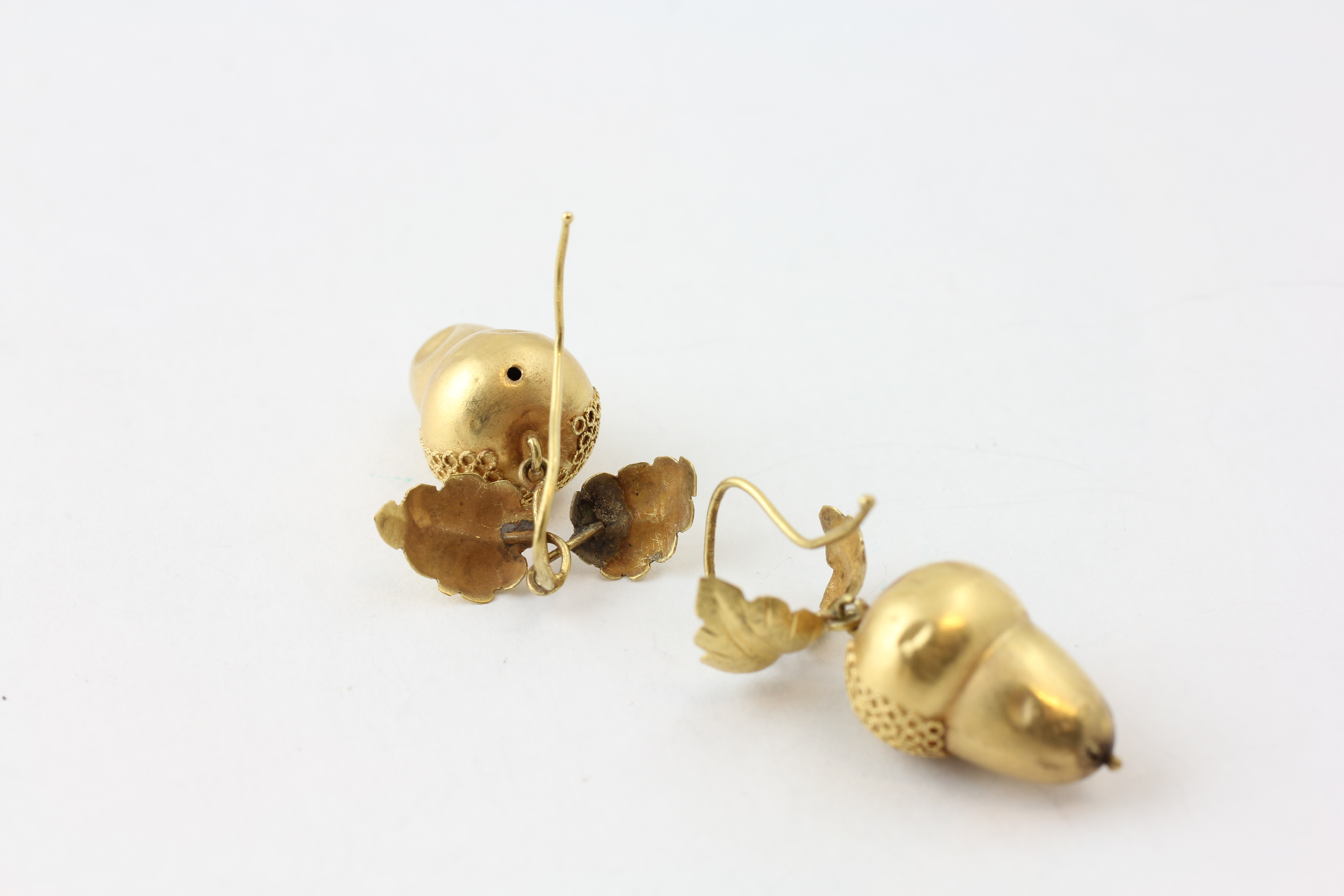 A PAIR OF UNMARKED YELLOW METAL ACORN EARRINGS (DENTED), - Image 4 of 4