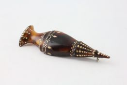 A TORTOISESHELL BROOCH INLAID WITH GOLD BEADING (SOME LOSSES) BROOCH LENGTH 59MM