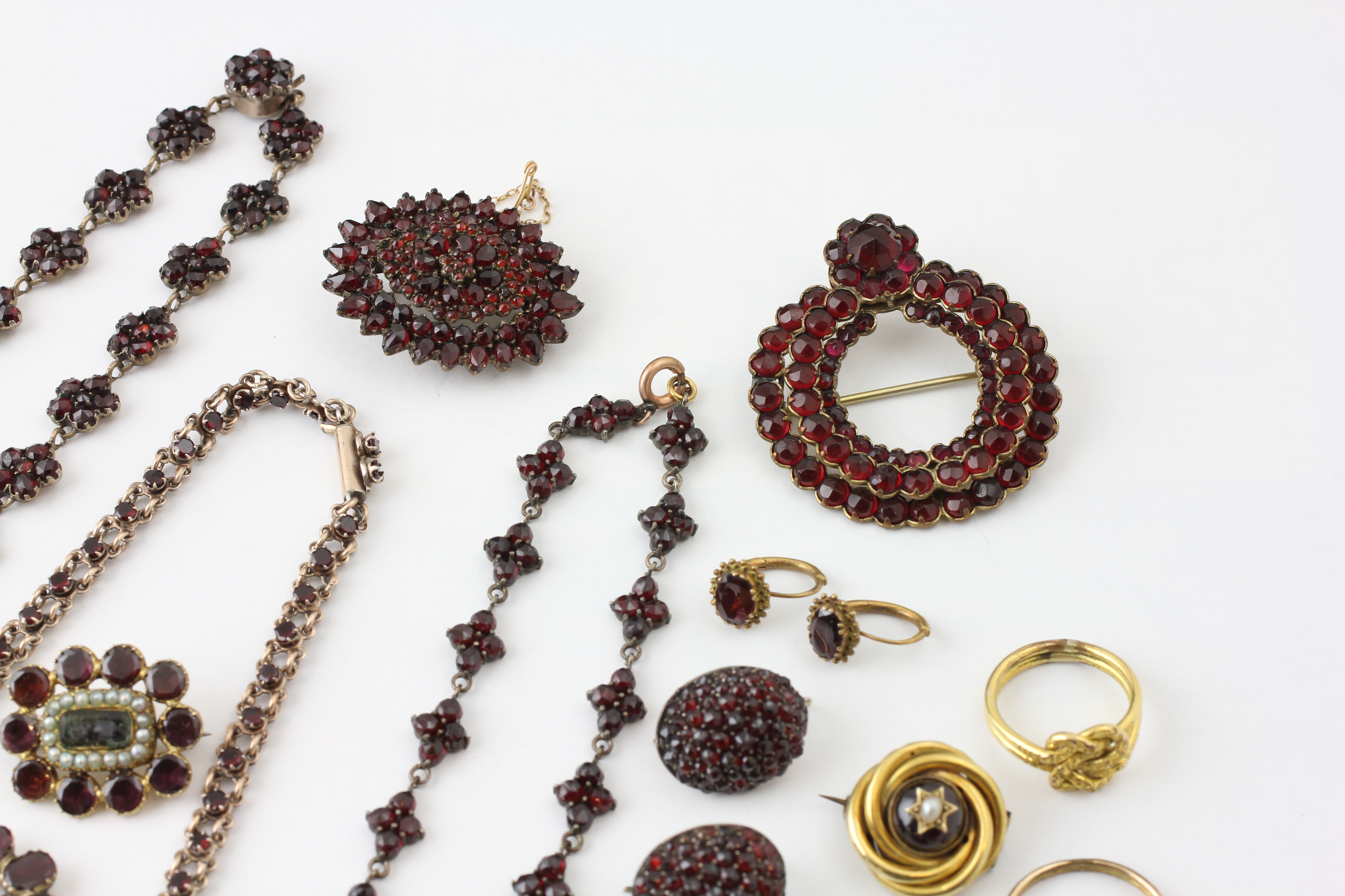 AN EXTENSIVE GROUP OF GARNET SET JEWELLERY, - Image 7 of 12