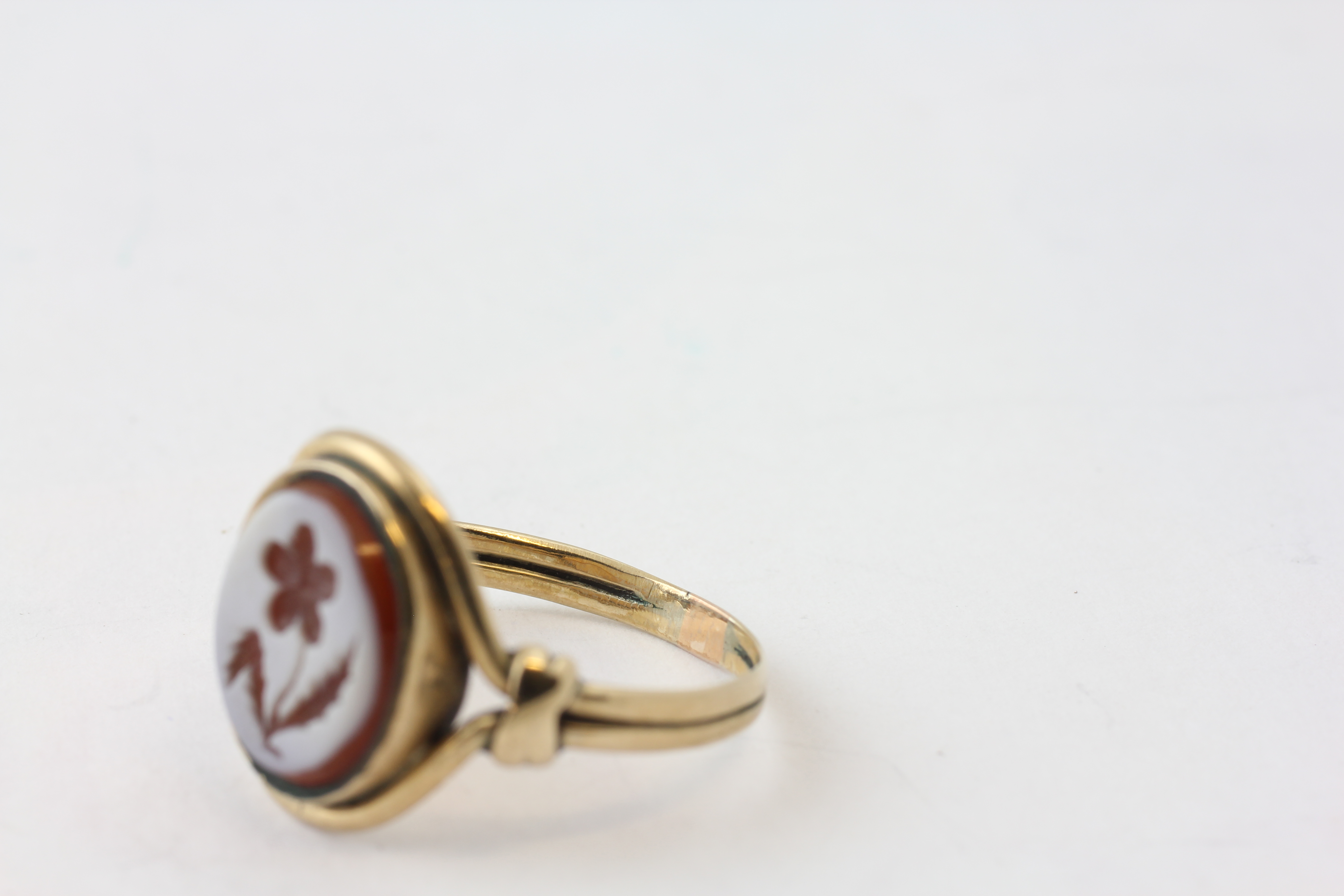 A CHALCEDONY SIGNET RING ENGRAVED WITH A FLOWER SET IN UNMARKED YELLOW METAL, - Image 5 of 5