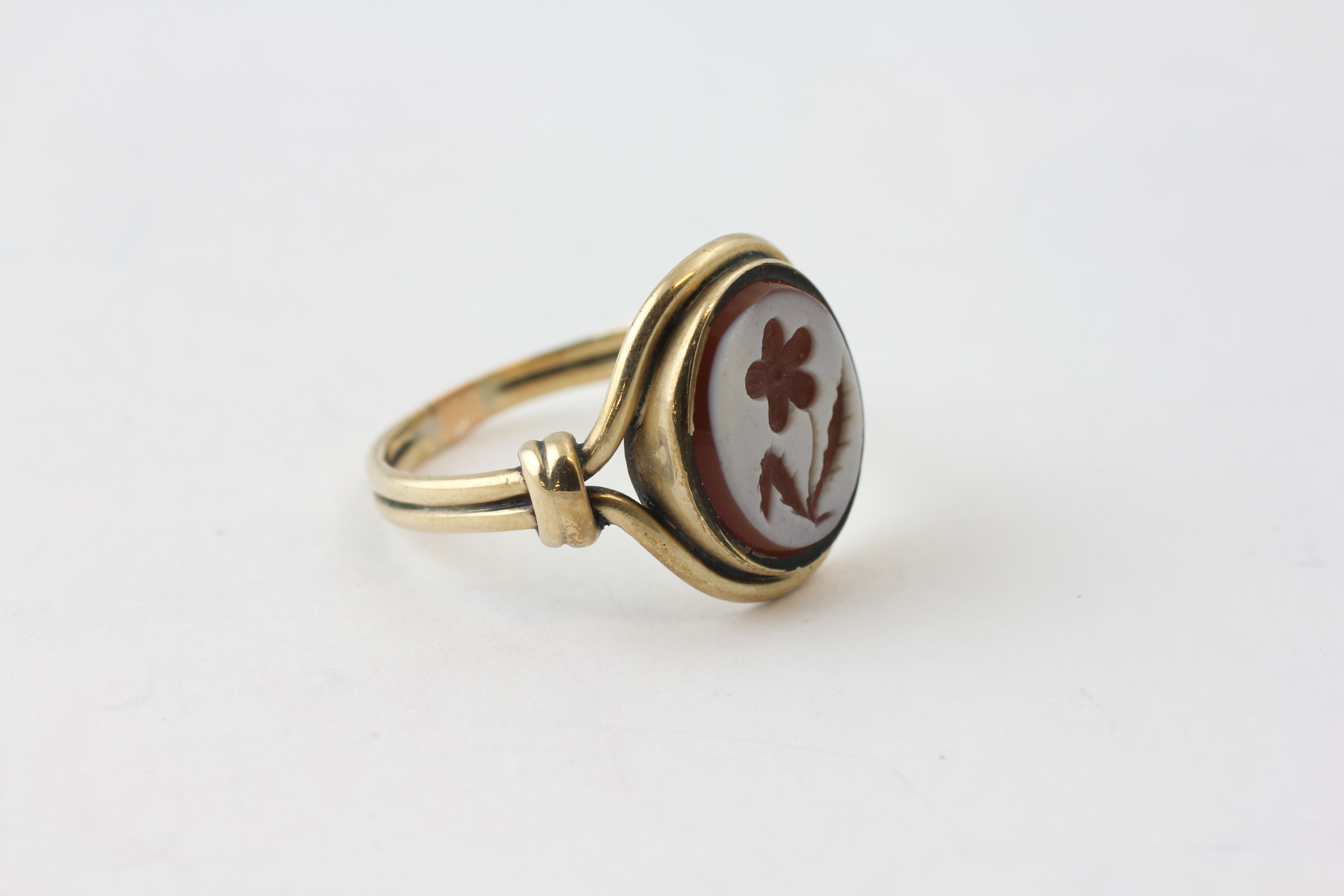 A CHALCEDONY SIGNET RING ENGRAVED WITH A FLOWER SET IN UNMARKED YELLOW METAL, - Image 2 of 5