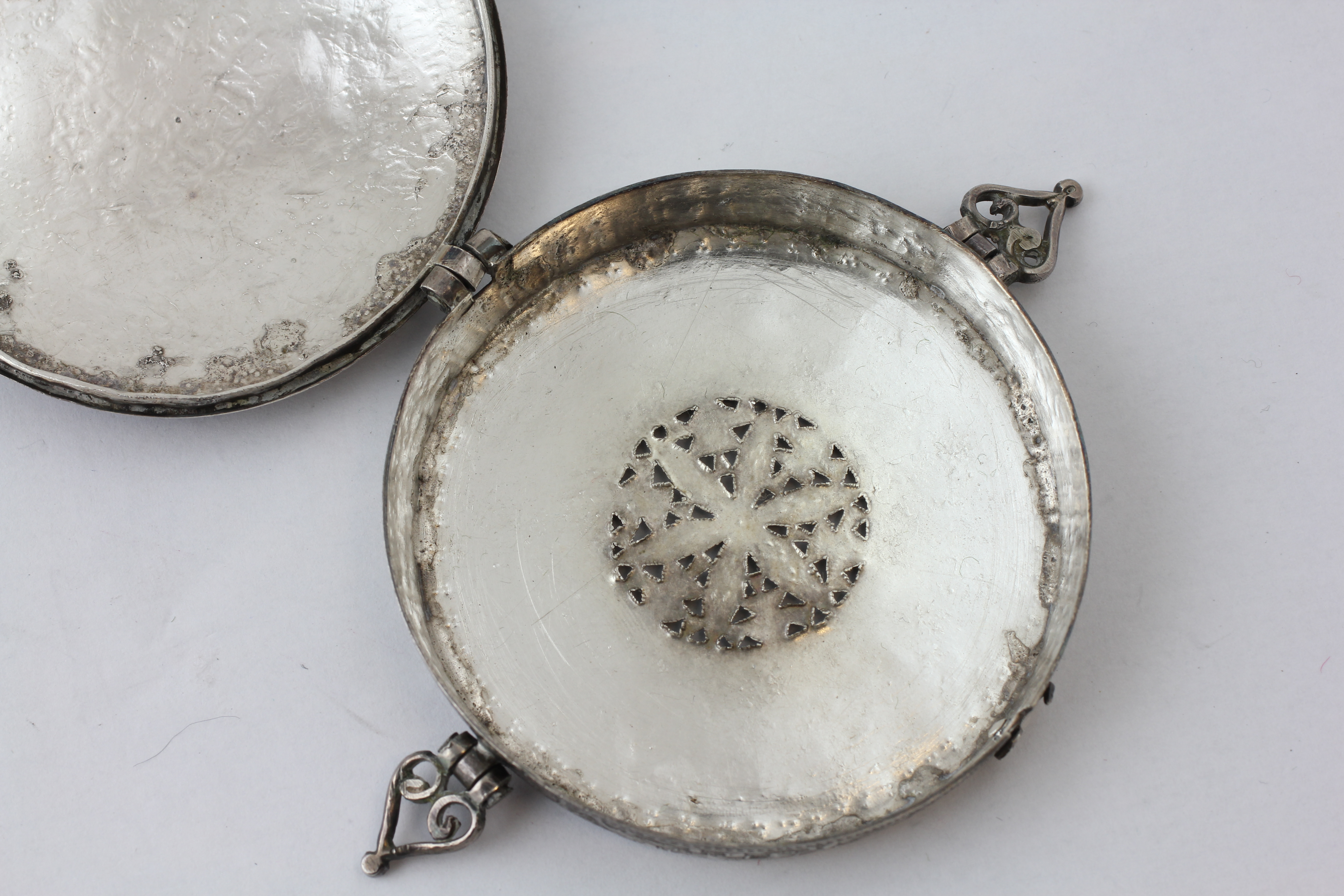 A PERSIAN SILVER AMULET, WEIGHT 33G, DIAMETER 6. - Image 3 of 5