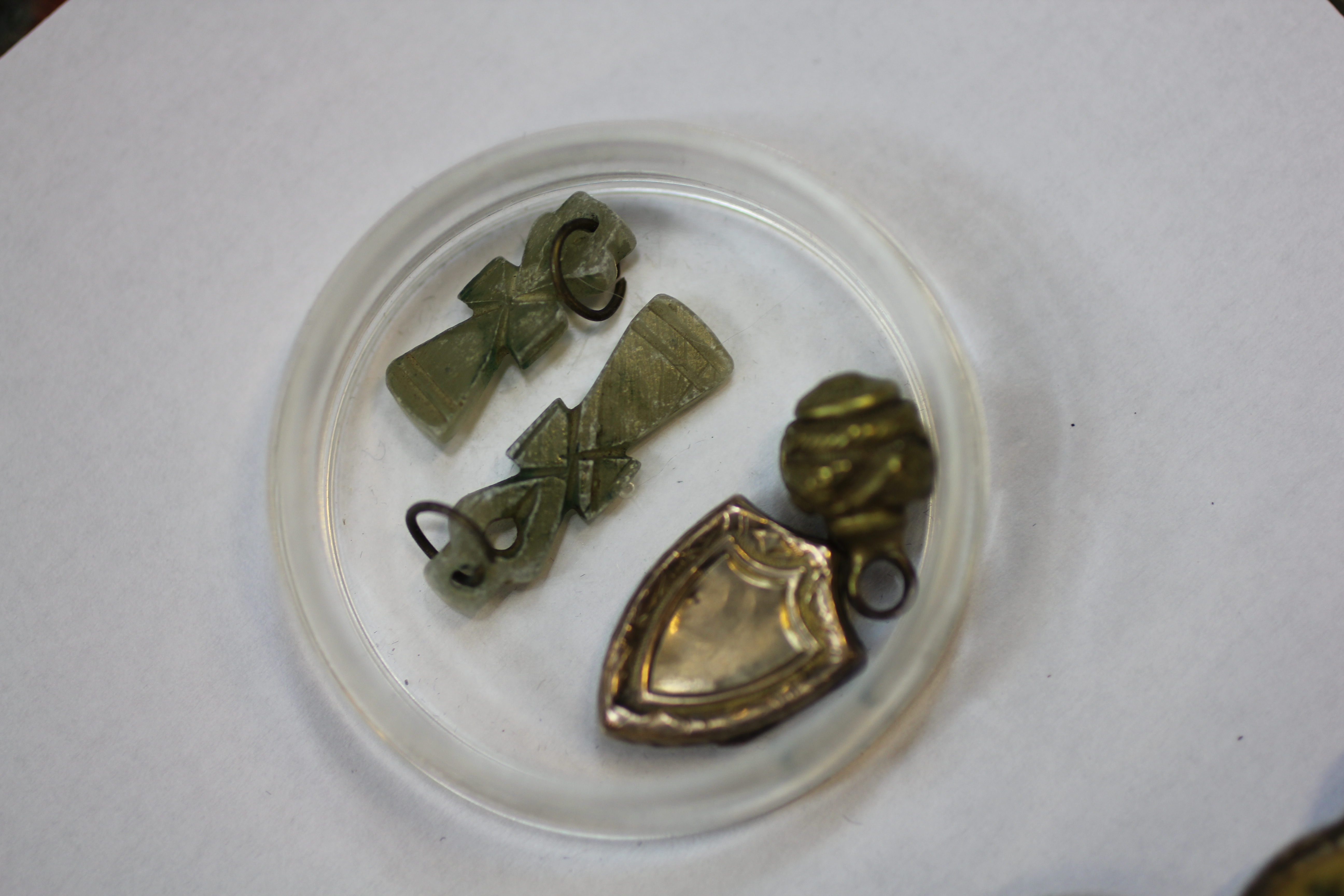 A FURTHER GROUP OF ASSORTED COSTUME JEWELLERY INCLUDING A RETICULE, AN ABALONE NECKLACE, - Image 19 of 20