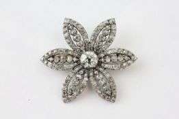 A SIX PETAL FLOWER HEAD DIAMOND BROOCH, SET WITH 133 DIAMONDS, THE CENTRAL STONE APPROXIMATELY 1CT,