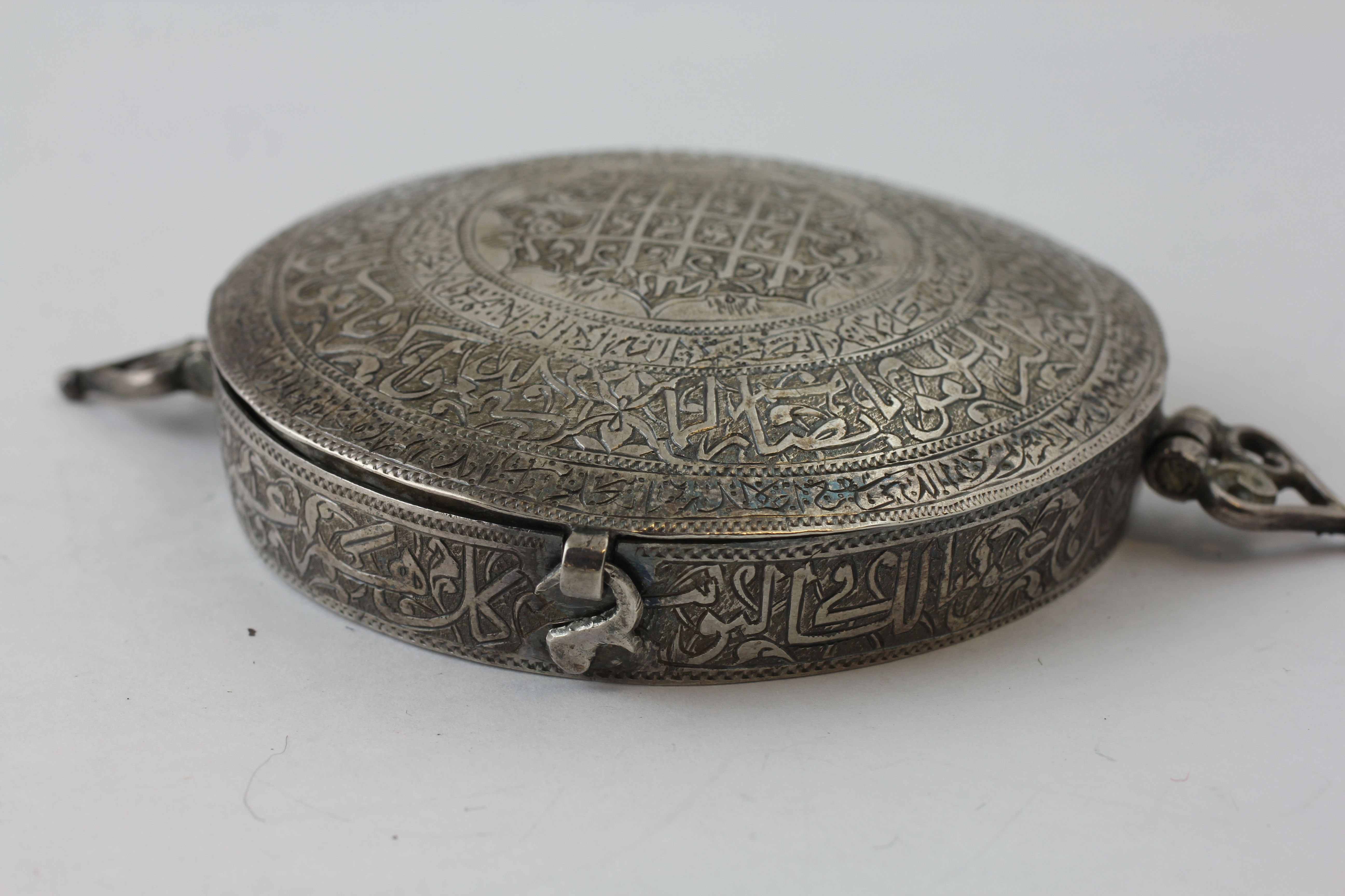 A PERSIAN SILVER AMULET, WEIGHT 33G, DIAMETER 6. - Image 5 of 5