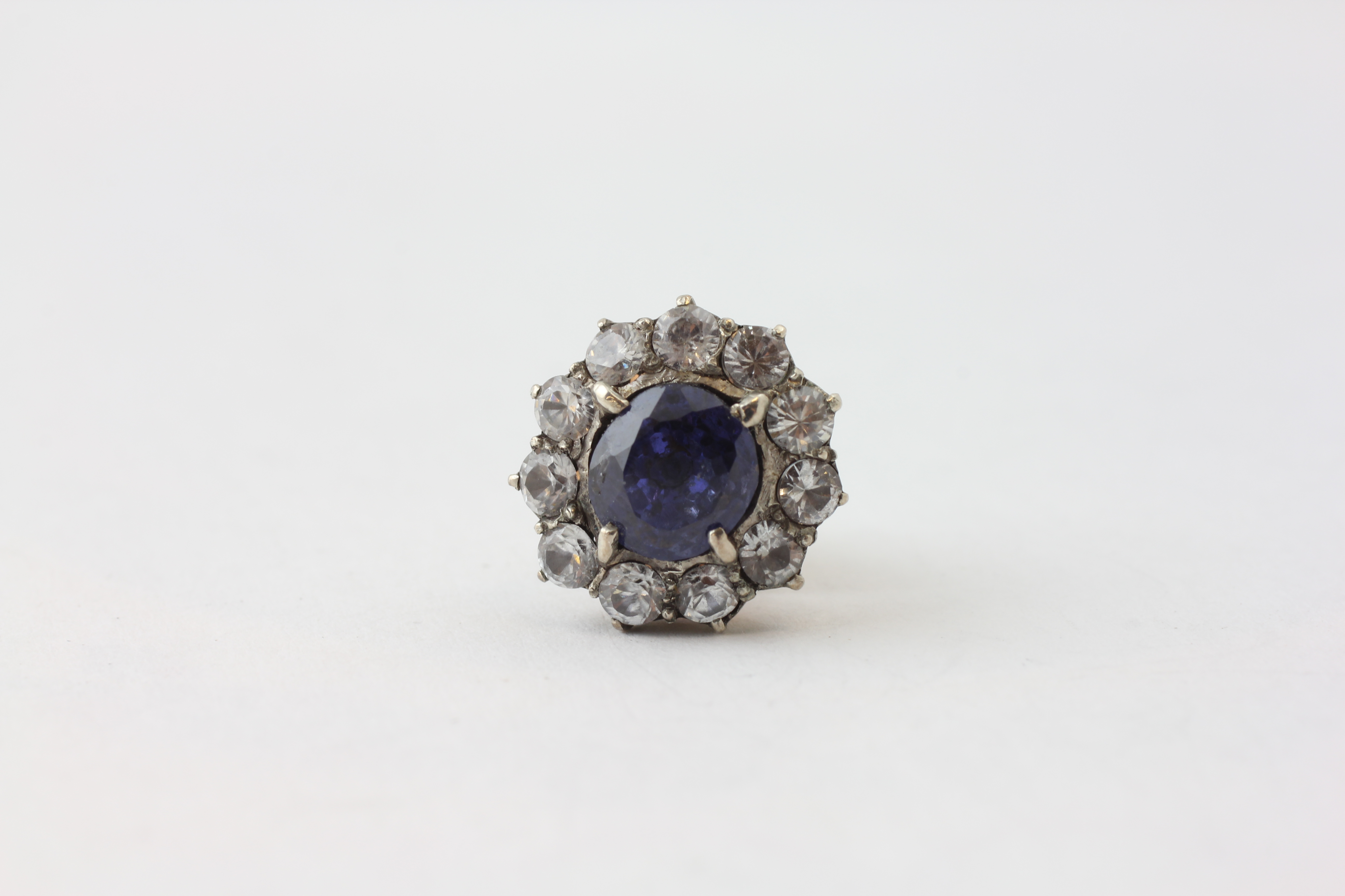 A PAIR OF SAPPHIRE AND DIAMOND STUD EARRINGS, THE PRINCIPAL STONES APPROX. - Image 5 of 6